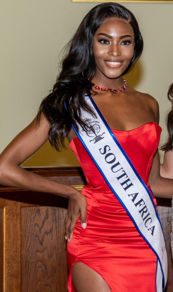 Cô mất điểm vì gặp lỗi trang điểm trầm trọng.