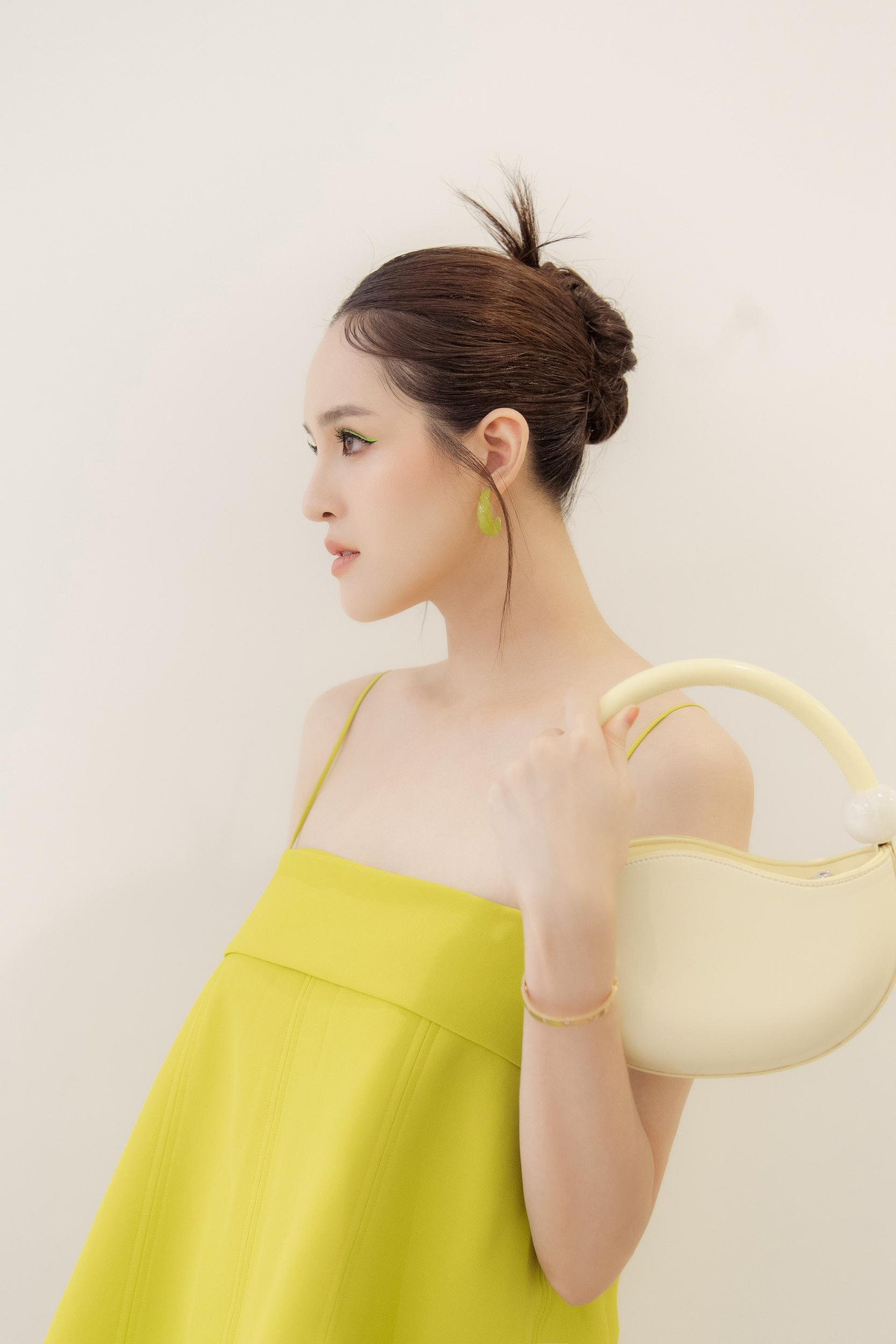 Á hậu Việt Nam 2012 chọn phong cách trang điểm và làm tóc cá tính, kiêu sa.