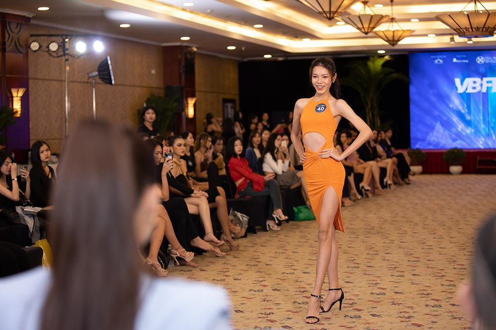 Nhiều gương mặt người mẫu chuyển giới, unisex cũng tham dự casting.