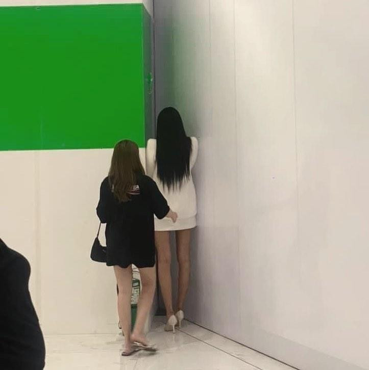 Patraporn Wang bật khóc sau khi bị loại khỏi top 30 ở vòng phỏng vấn.