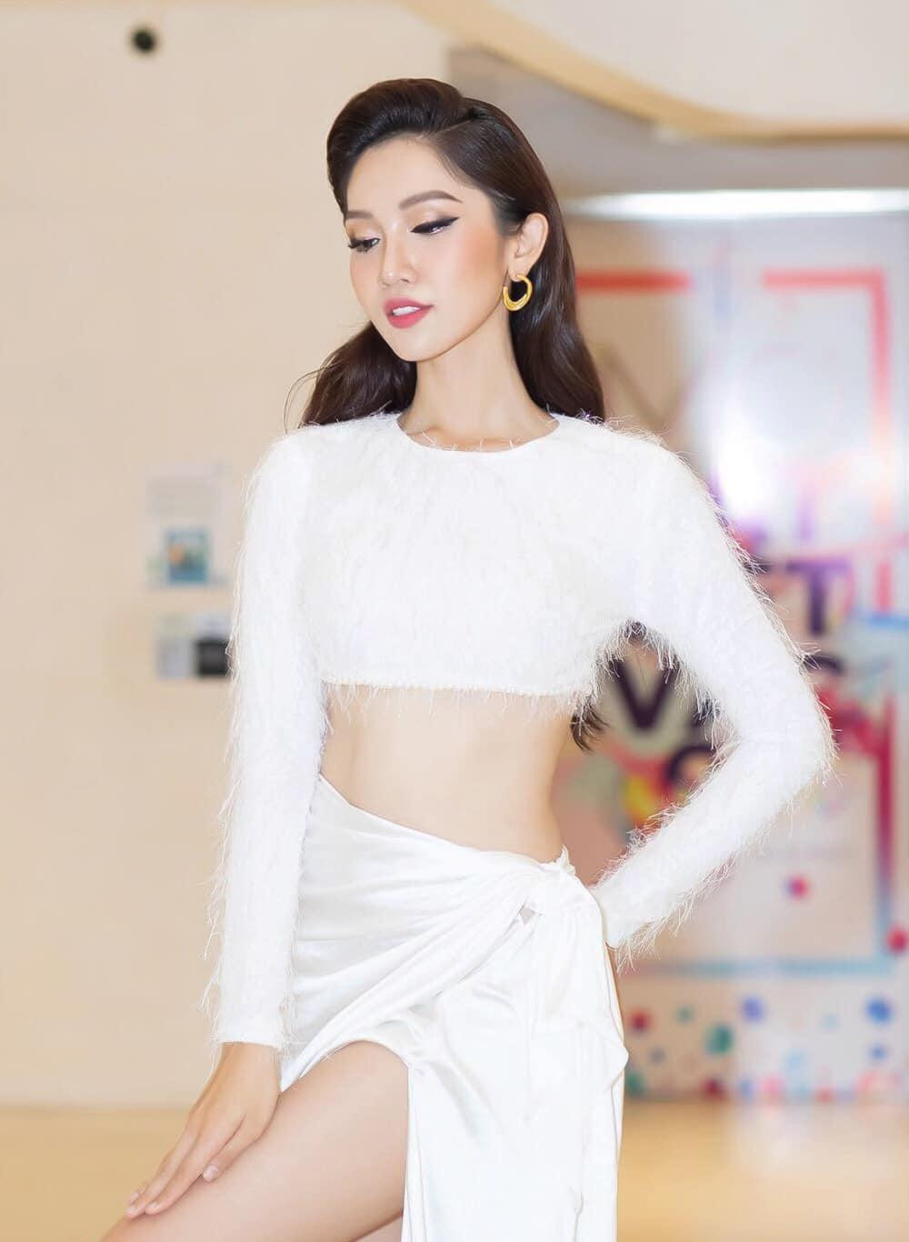 Người đẹp chọn phong cách trang điểm nhẹ nhàng và mái tóc uốn xoăn nhẹ để tôn lên vẻ nữ tính, yêu kiều.