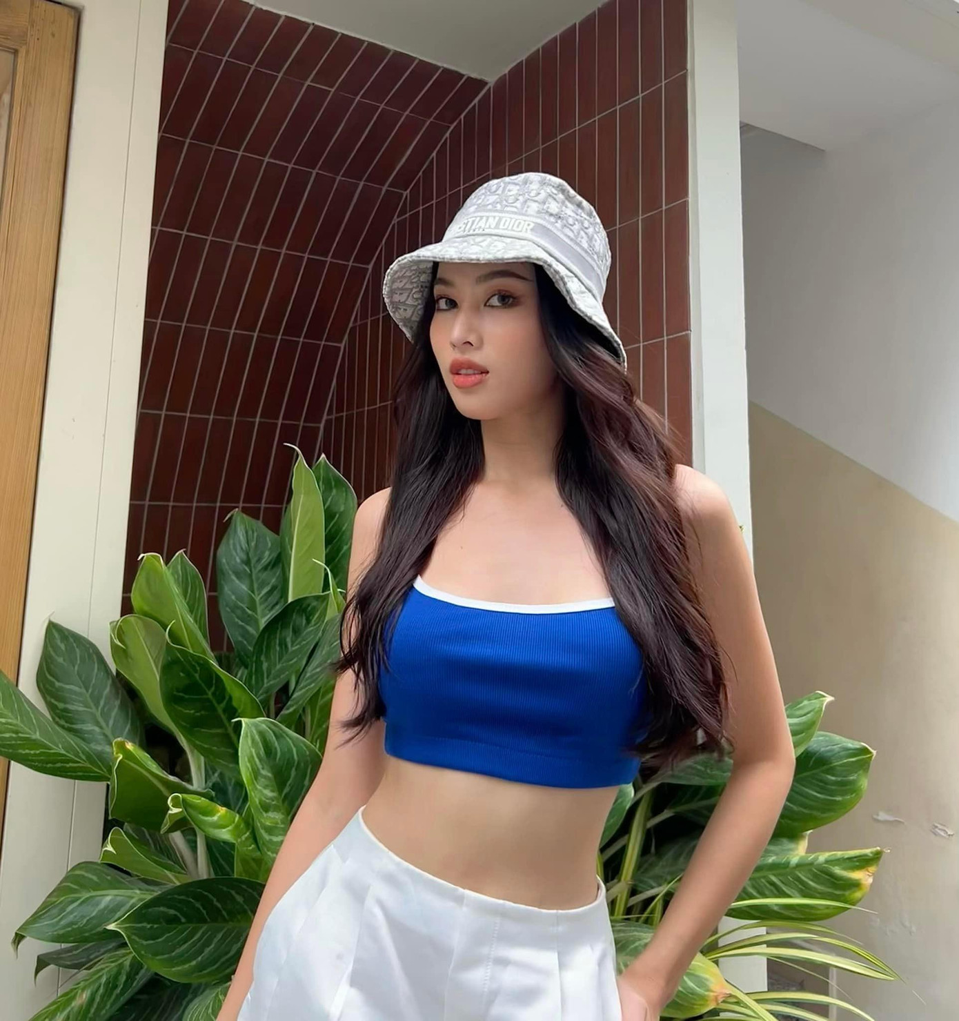 Á hậu Ngọc Thảo năng động và quyến rũ khi mặc áo crop-top màu xanh.