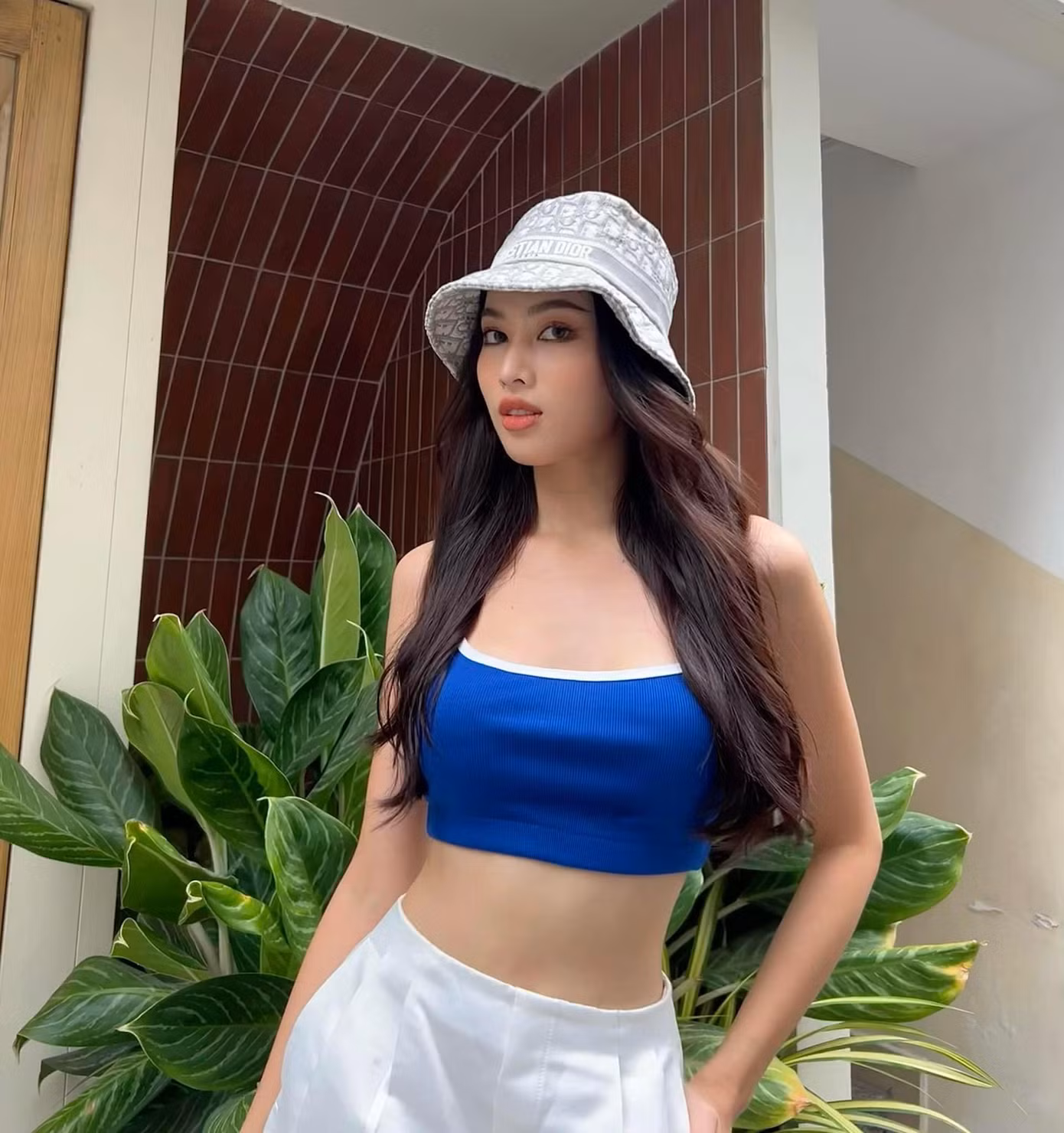 Á hậu Ngọc Thảo năng động và quyến rũ khi mặc áo crop-top màu xanh.