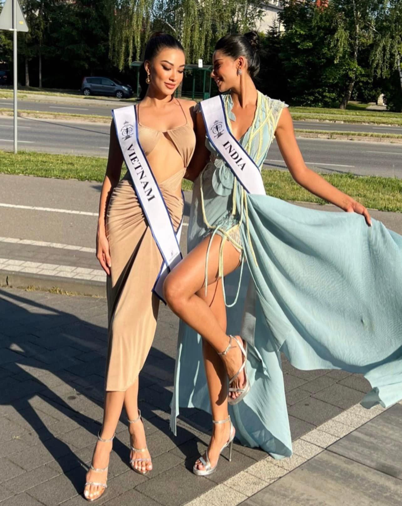 Kim Duyên khoe dáng bên người đẹp Ấn Độ.