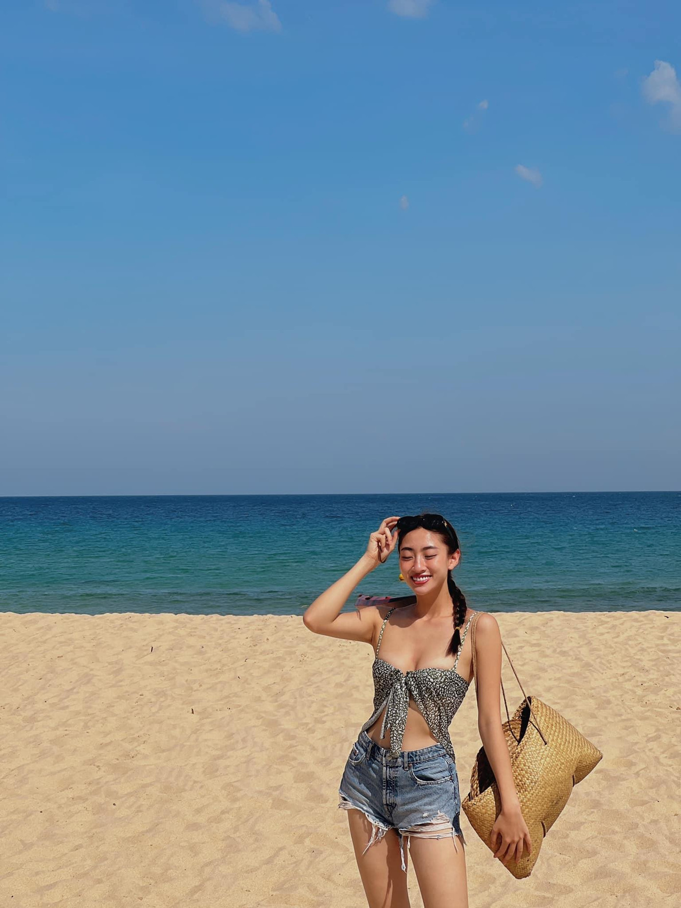 Hoa hậu Lương Thuỳ Linh khoe dáng quyến rũ và sexy trên biển khiến fans xao xuyến.