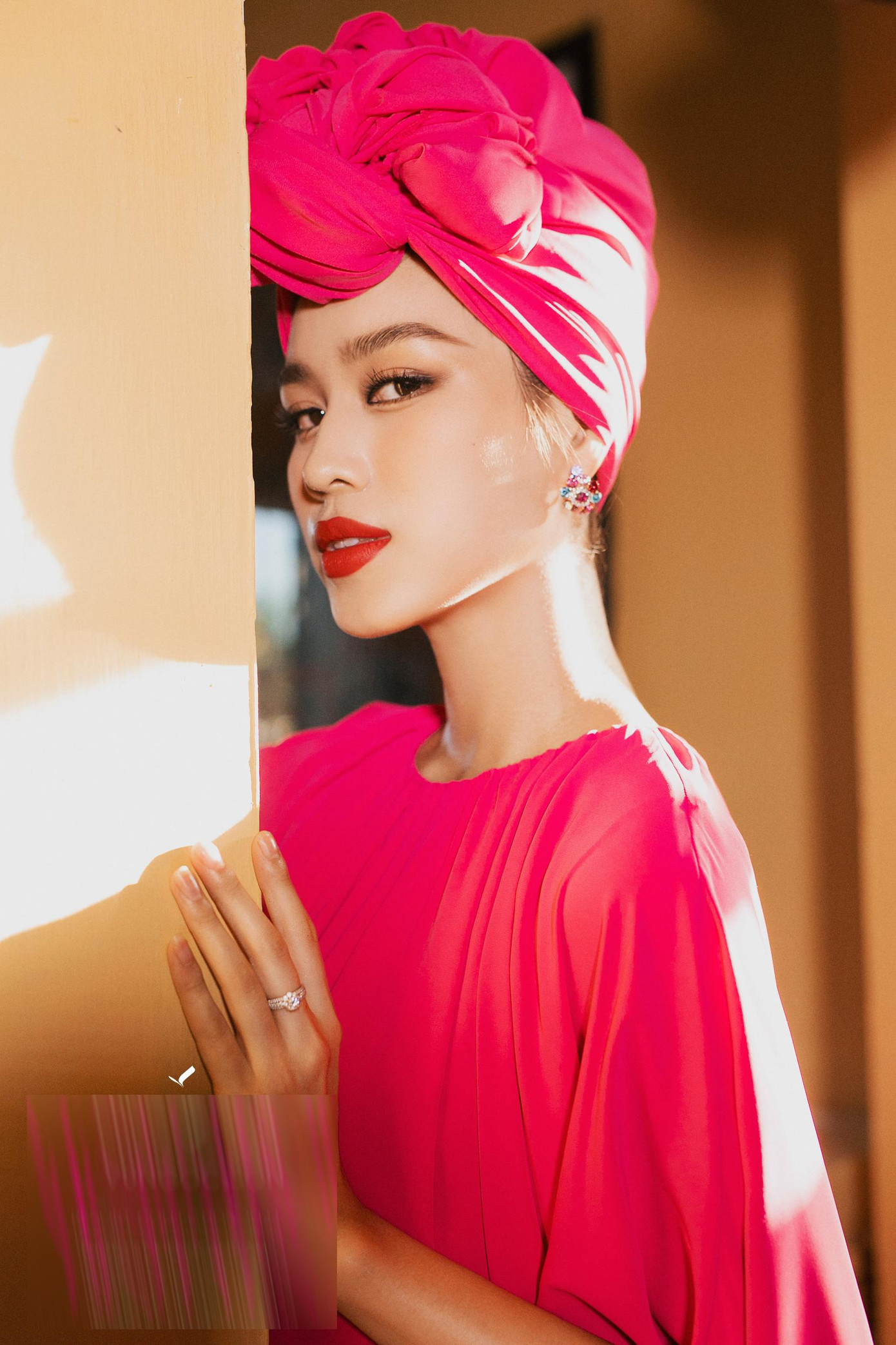 Tuy vậy trong những lần hiếm hoi tô son đỏ, cô đều toát lên vẻ đẹp kiều diễm, lộng lẫy khiến fans phải trầm trồ.