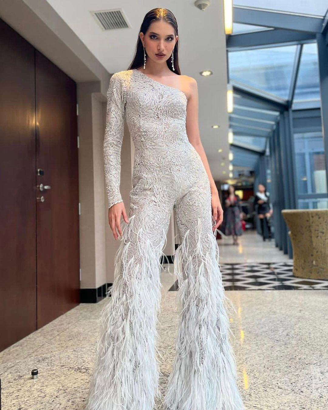 Người đẹp Colombia sở hữu chiều cao 'khủng' cùng một thân hình mảnh khảnh đúng chuẩn siêu mẫu nhưng vẫn không kém phần quyến rũ.