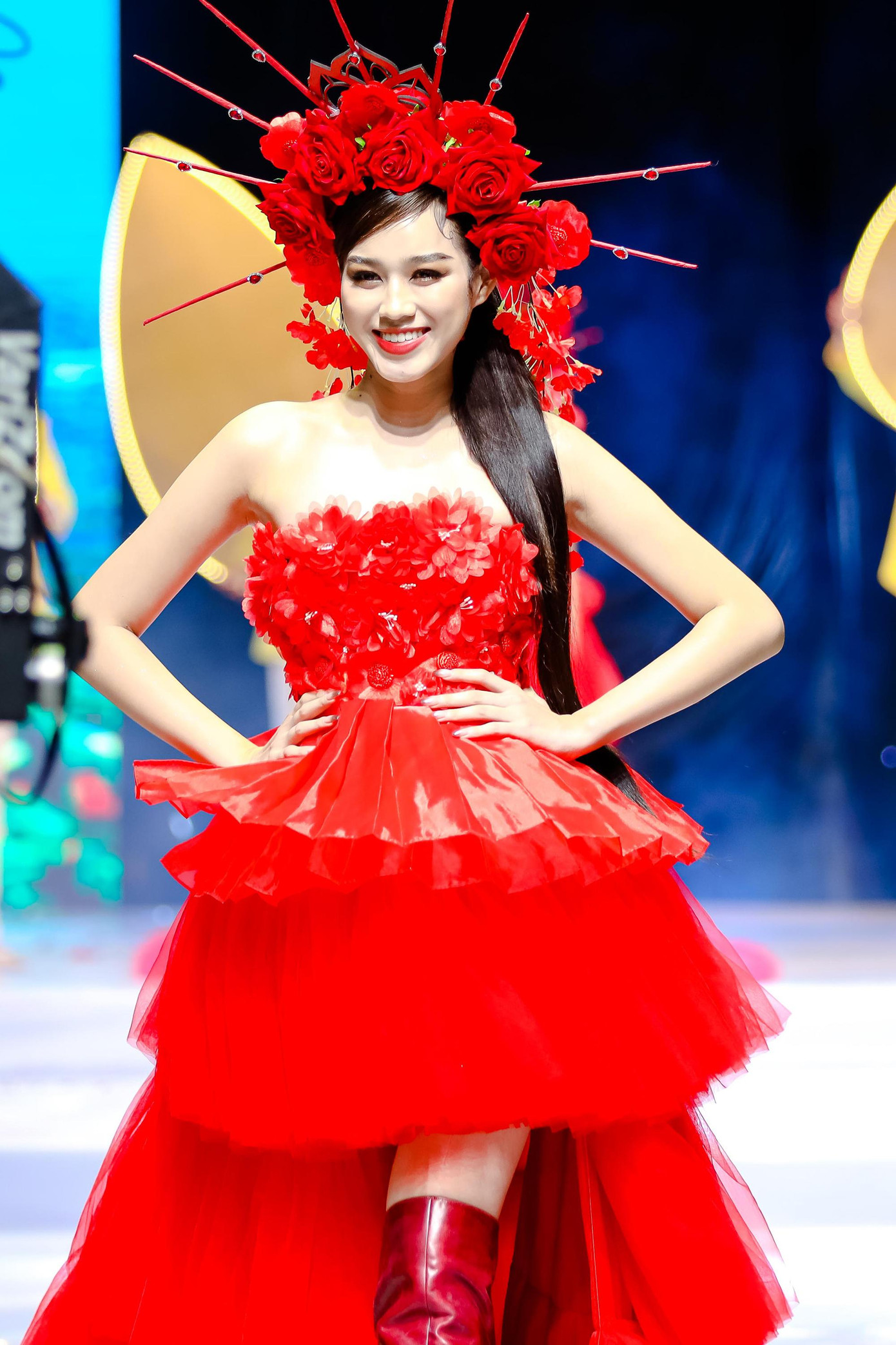 Hóa thân thành 'nữ thần mùa xuân' trên sàn diễn thời trang, Đỗ Thị Hà cũng sử dụng son đỏ để nổi bật trên sàn diễn.