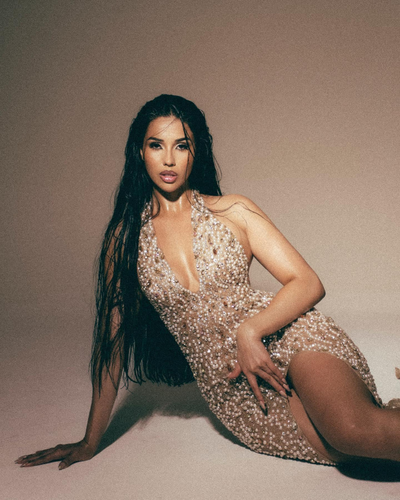 Người đẹp mang phong cách hoang dại, quyến rũ đậm phong cách Latinh. Người đẹp mang phong cách hoang dại, quyến rũ đậm phong cách Latinh.