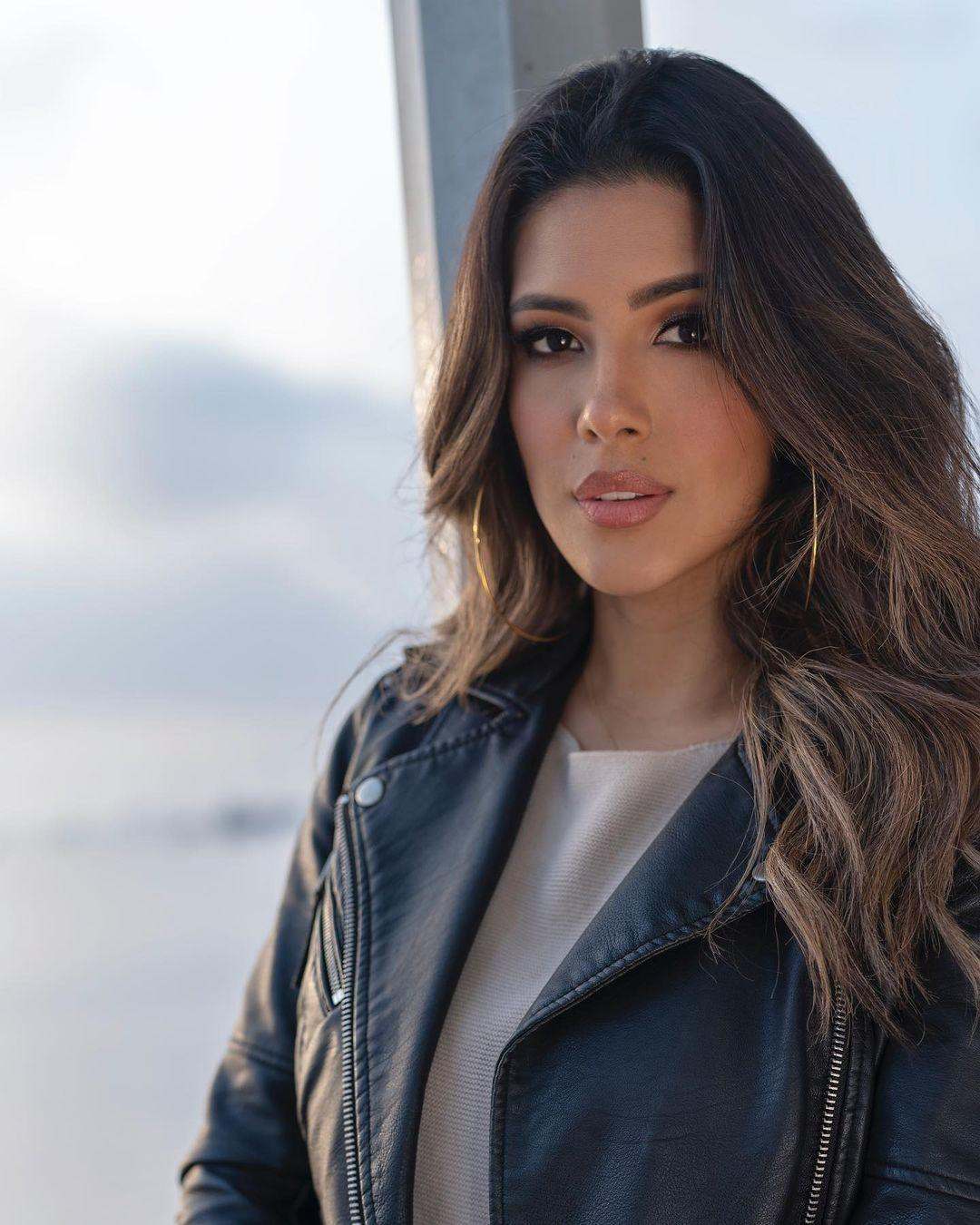 Đứng thứ 9 là người đẹp đại diện Peru - Almendra Castillo.