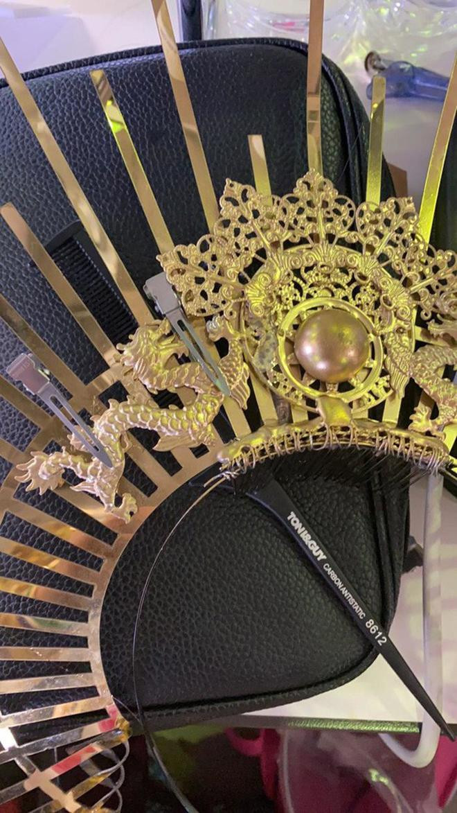 Tuy nhiên ngay trước đêm chung kết Tường San gặp sự cố khi chiếc mấn trong bộ trang phục áo dài dân tộc bị gãy. Để khắc phục rủi ro này, người đẹp đã phải dùng kẹp tóc để cố định và nhờ tới sự giúp đỡ của ban tổ chức cuộc thi nhằm giúp chiếc mấn có thể hoàn thiện được sớm nhất trước khi bước vào vòng thi trình diễn trang phục dân tộc trong đêm Chung kết.