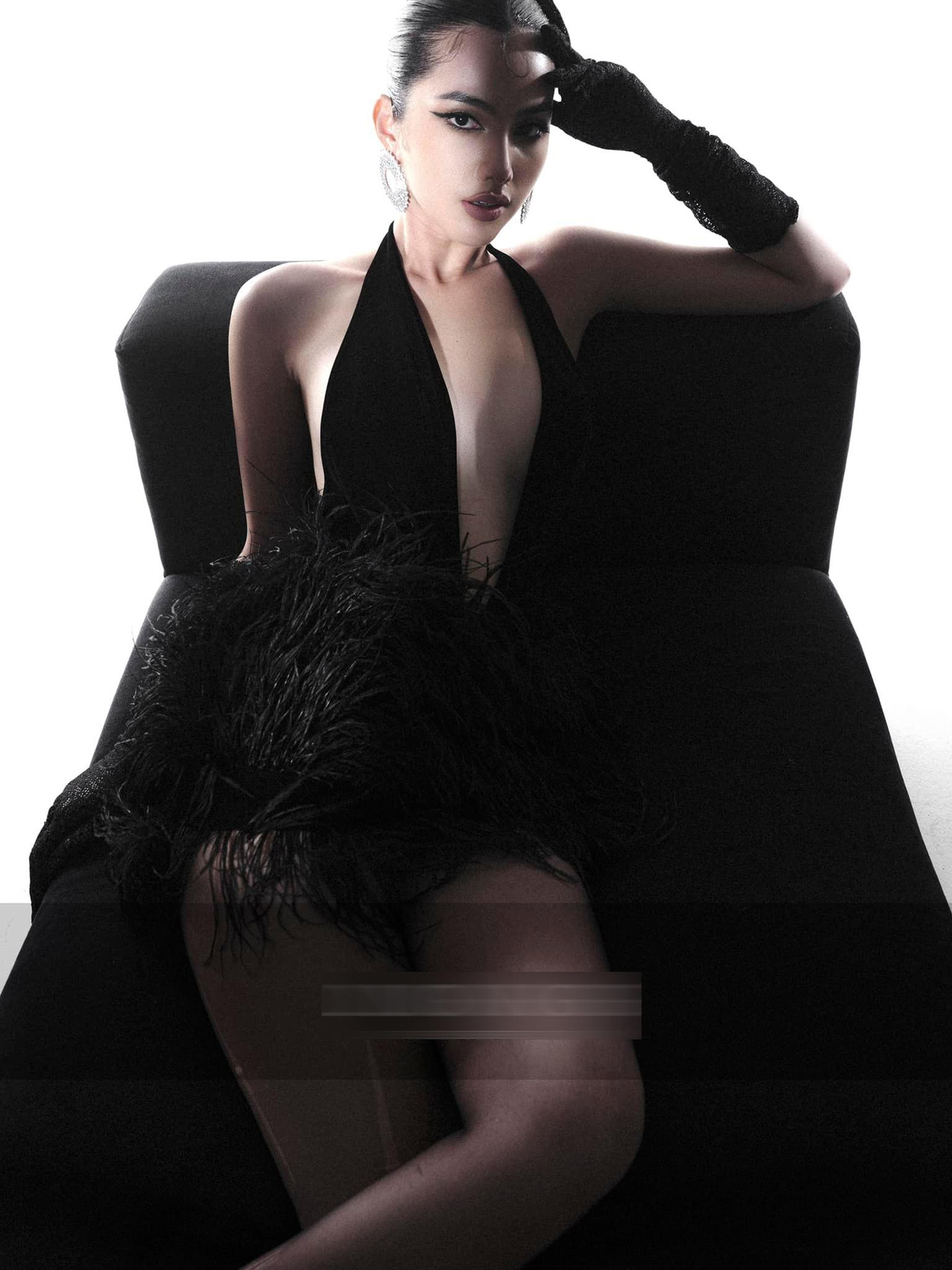 Thiết kế đẹp mắt còn giúp người đẹp khoe đôi chân thon dài sexy. Thiết kế đẹp mắt còn giúp người đẹp khoe đôi chân thon dài sexy.