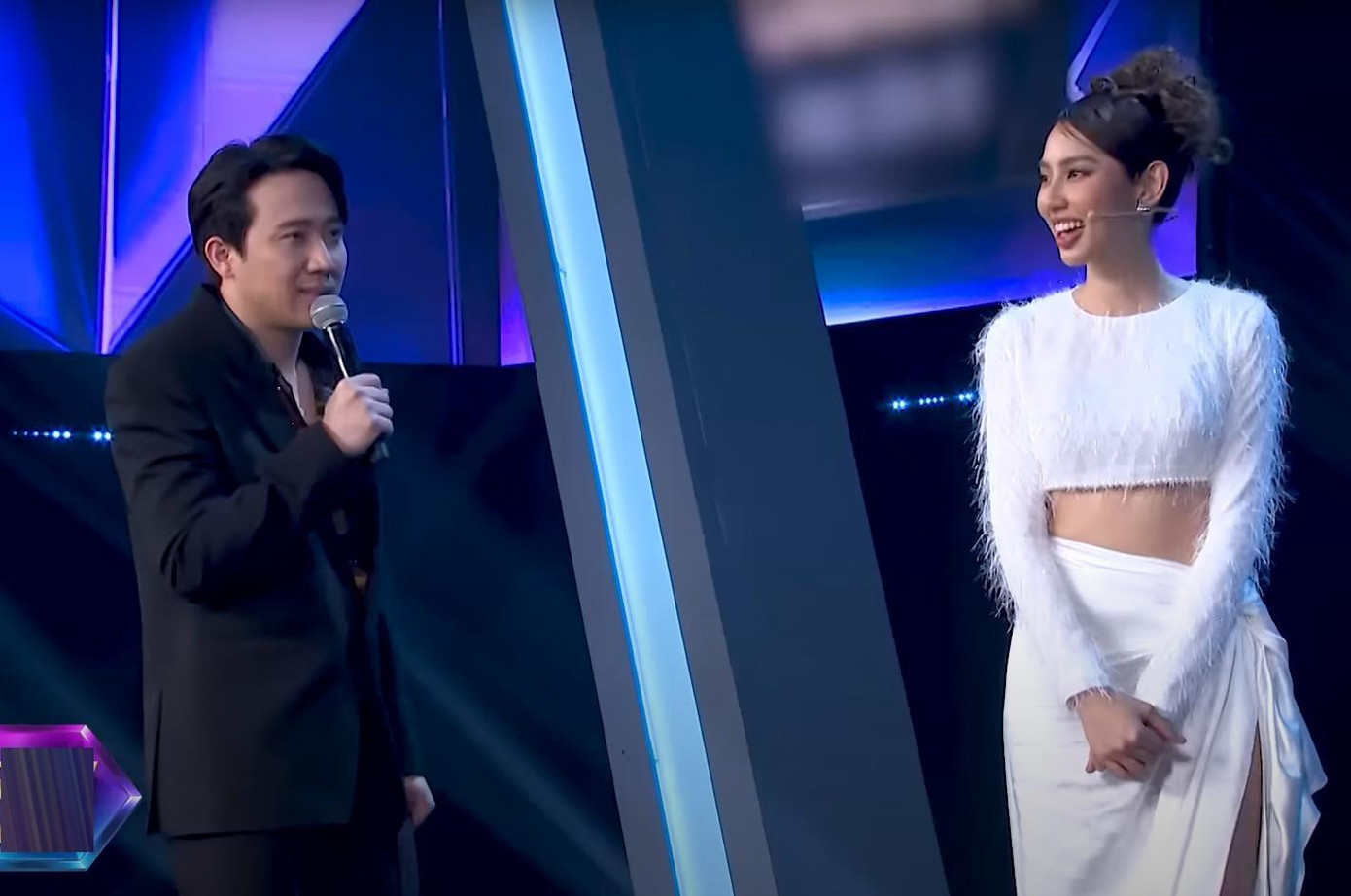 Hoa hậu Hoà bình Quốc tế 2021 tự tin khoe vòng eo 'con kiến' quyến rũ khiến MC Trấn Thành cũng phải trầm trồ.