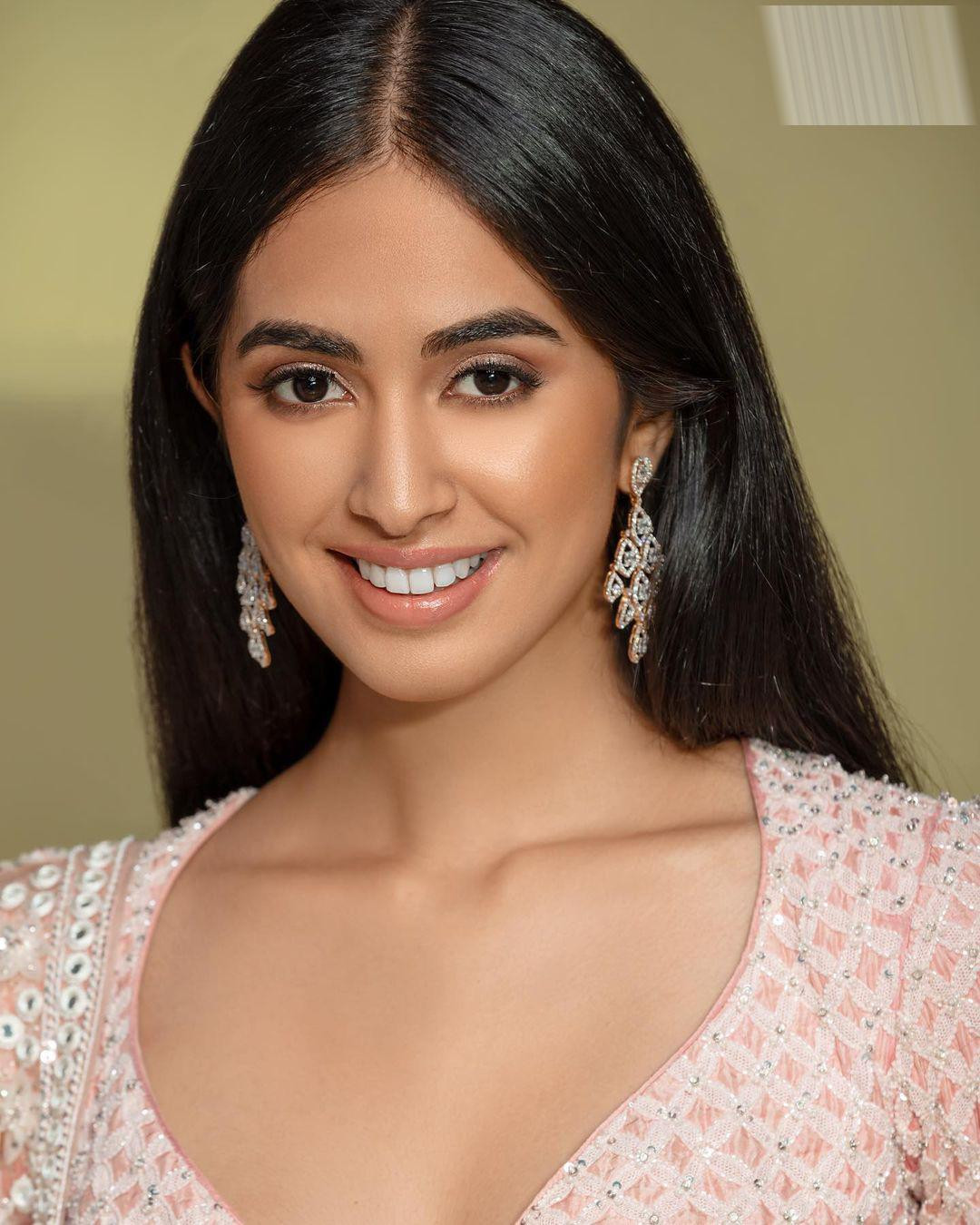 Sini Shetty sở hữu gương mặt kiều diễm với hàng lông mày rậm và đôi mắt to tròn, sâu hút hồn đặc trưng của phụ nữ Ấn Độ. Sini Shetty sở hữu gương mặt kiều diễm với hàng lông mày rậm và đôi mắt to tròn, sâu hút hồn đặc trưng của phụ nữ Ấn Độ.