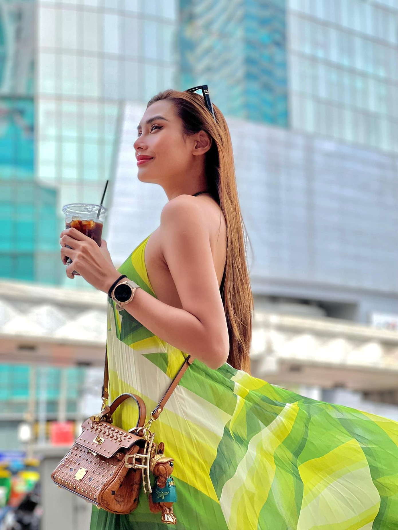 Á hậu Võ Hoàng Yến diện váy maxi bay bổng khoe lưng trần sexy.