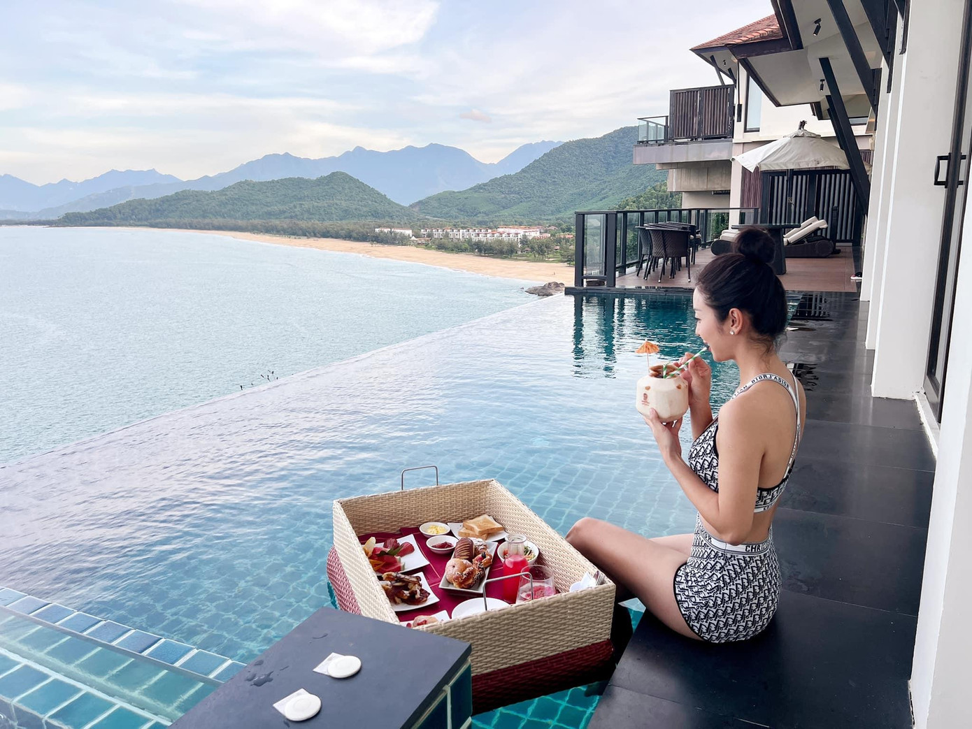 Hoa hậu Jennifer Phạm diện bikini hai mảnh hoạ tiết lạ mắt khoe thân hình săn chắc và nhan sắc quyến rũ của 'gái bốn con'.