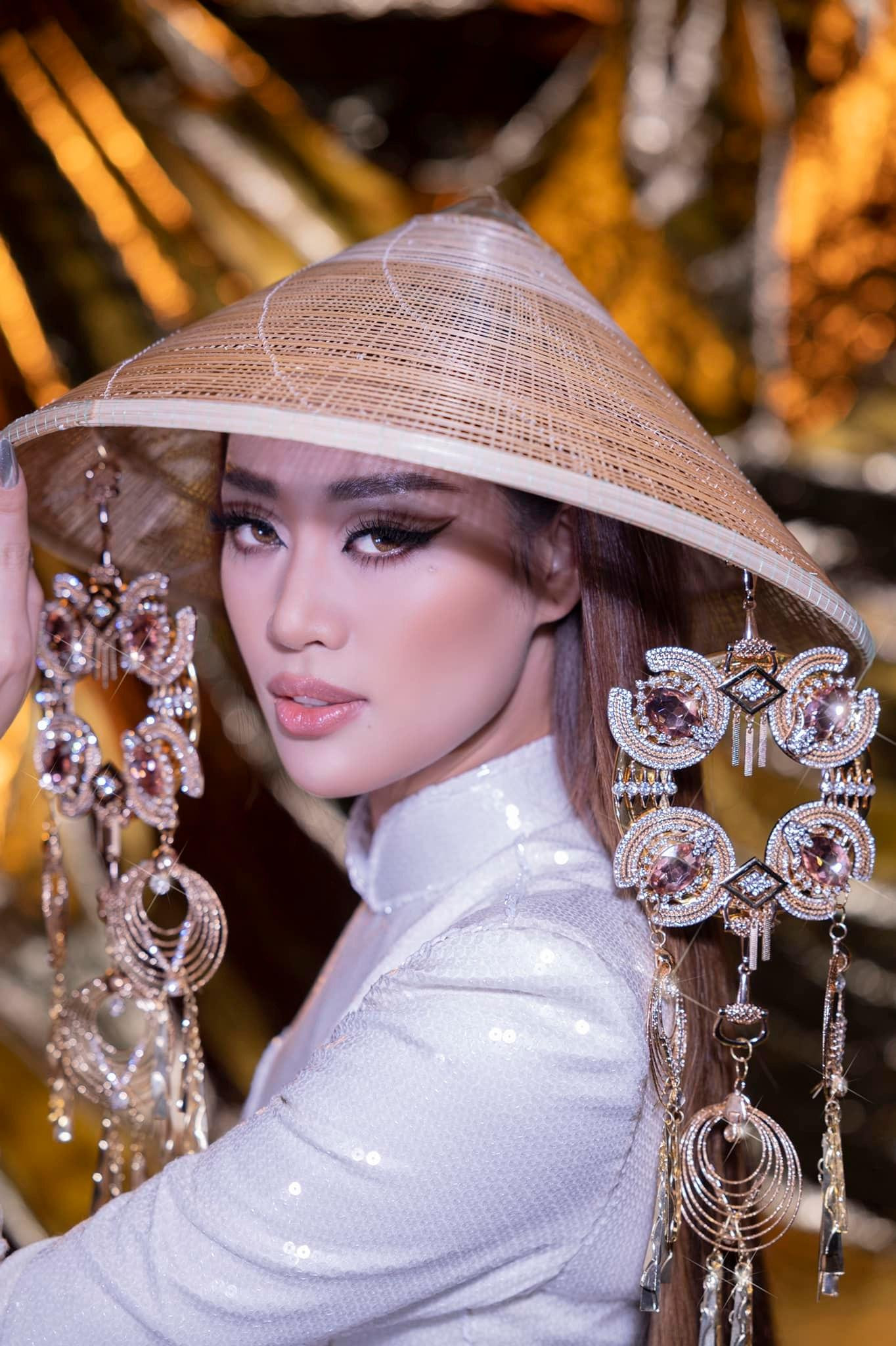 Hoa hậu Khánh Vân diện áo dài kết hợp với chiếc mũ độc đáo.