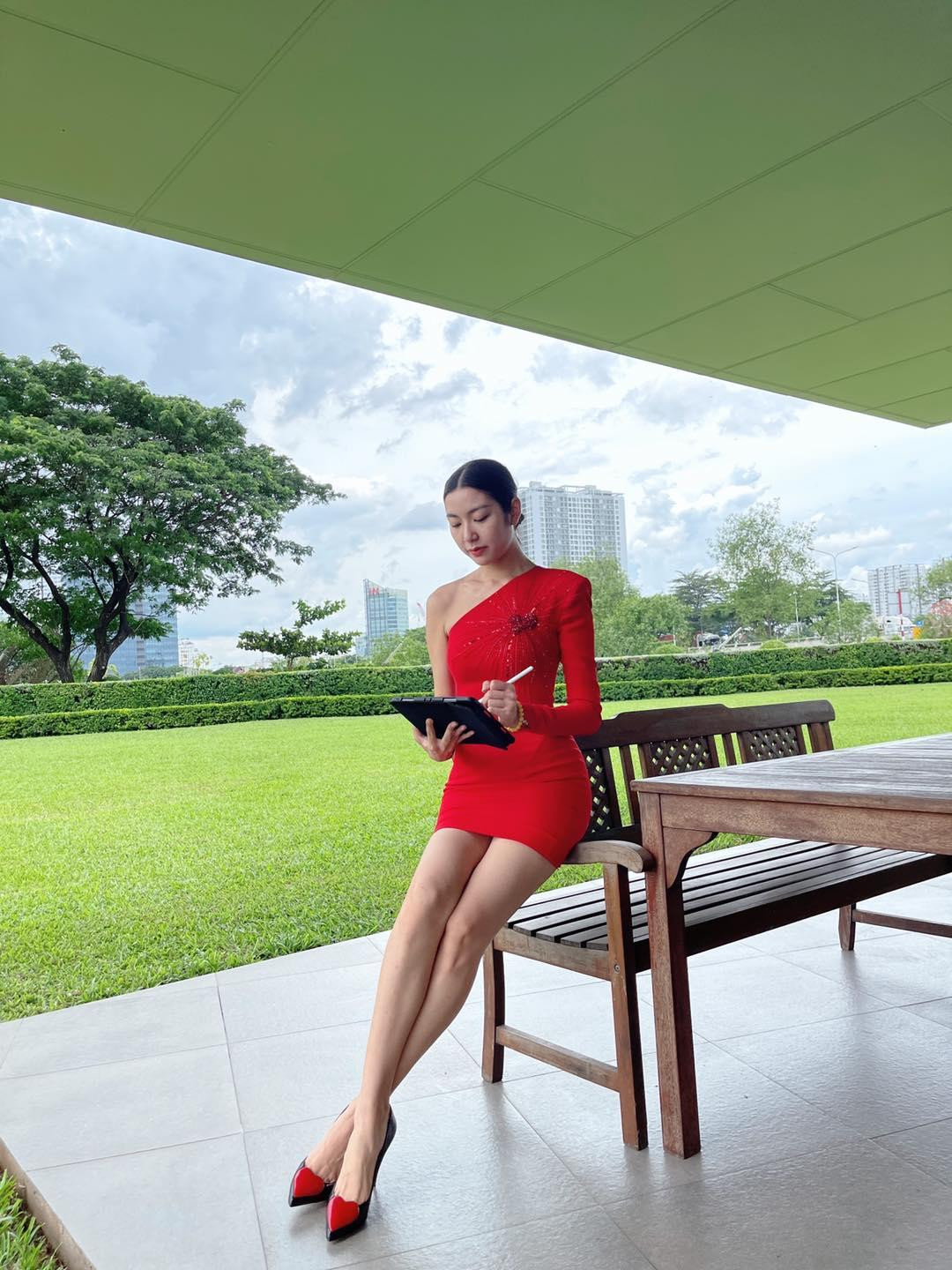 Á hậu Thuý Vân khoe chân dài quyến rũ với bộ váy đỏ lệch vai. Á hậu Thuý Vân khoe chân dài quyến rũ với bộ váy đỏ lệch vai.