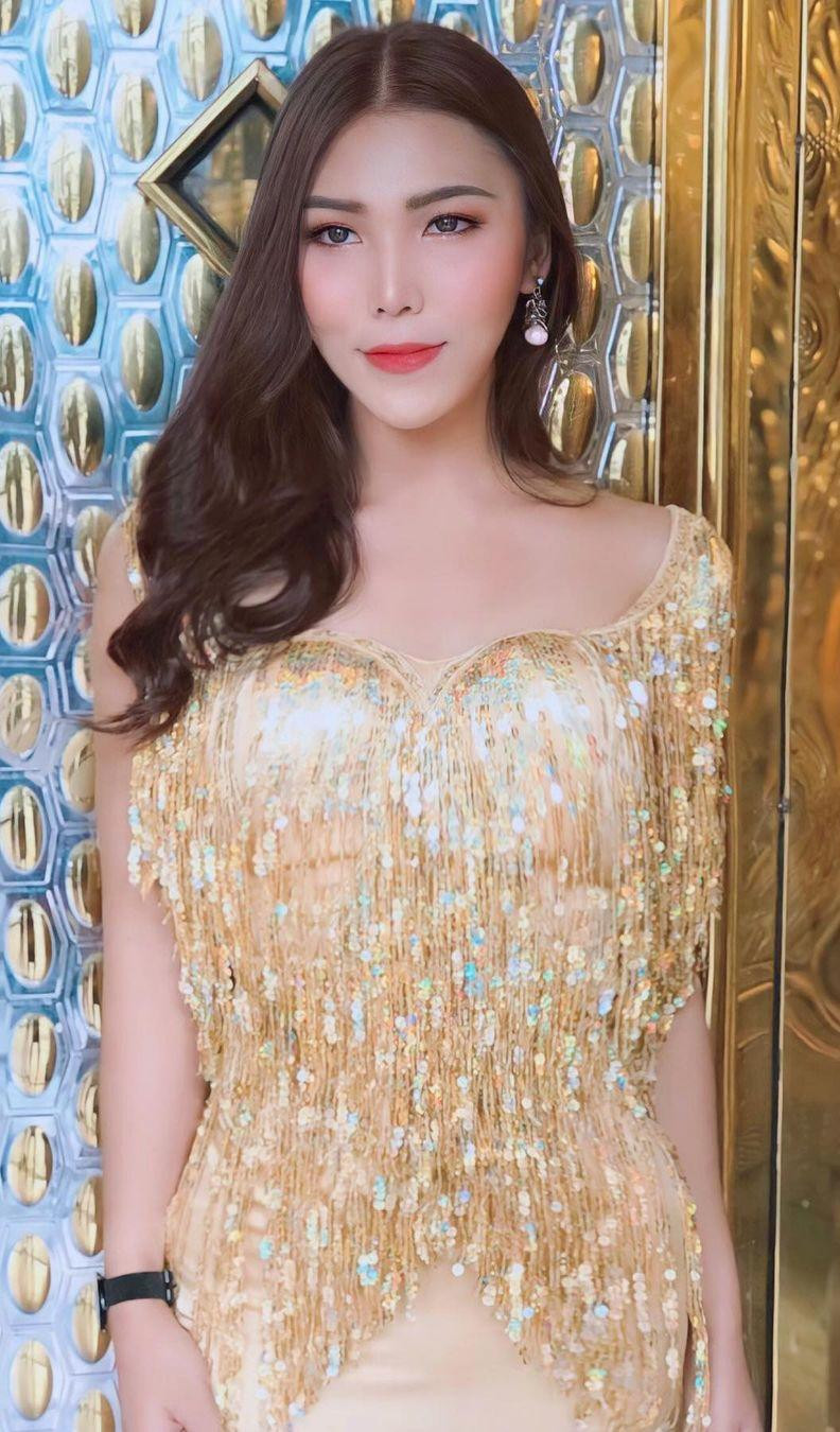 Cô sở hữu nhan sắc ngọt ngào và nữ tính nhưng không kém phần quyến rũ.