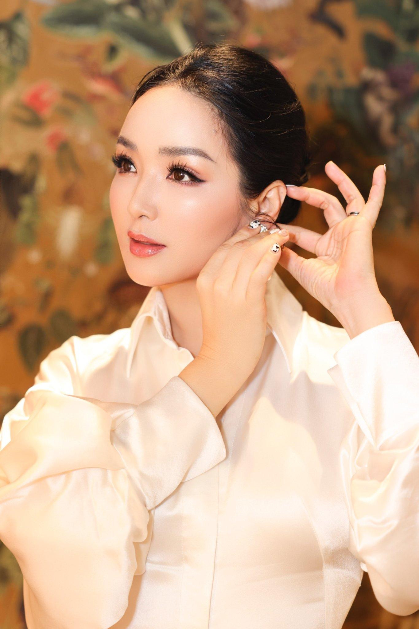 Hoa hậu Giáng My trẻ trung, nền nã với gam màu trắng thanh lịch. Hoa hậu Giáng My trẻ trung, nền nã với gam màu trắng thanh lịch.