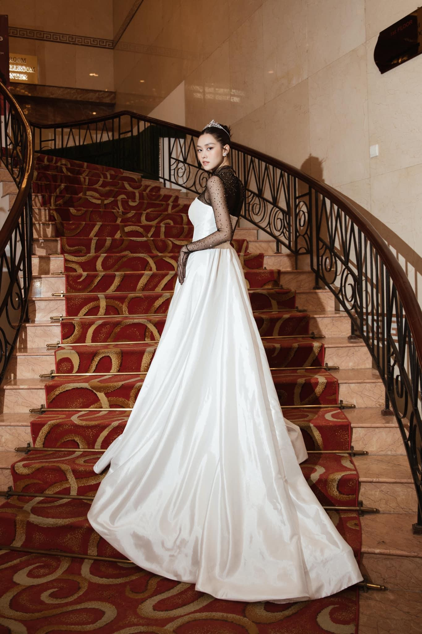 Thiết kế lộng lẫy với kiểu dáng cổ điển tôn lên nét đẹp kiêu sa của Tường San.