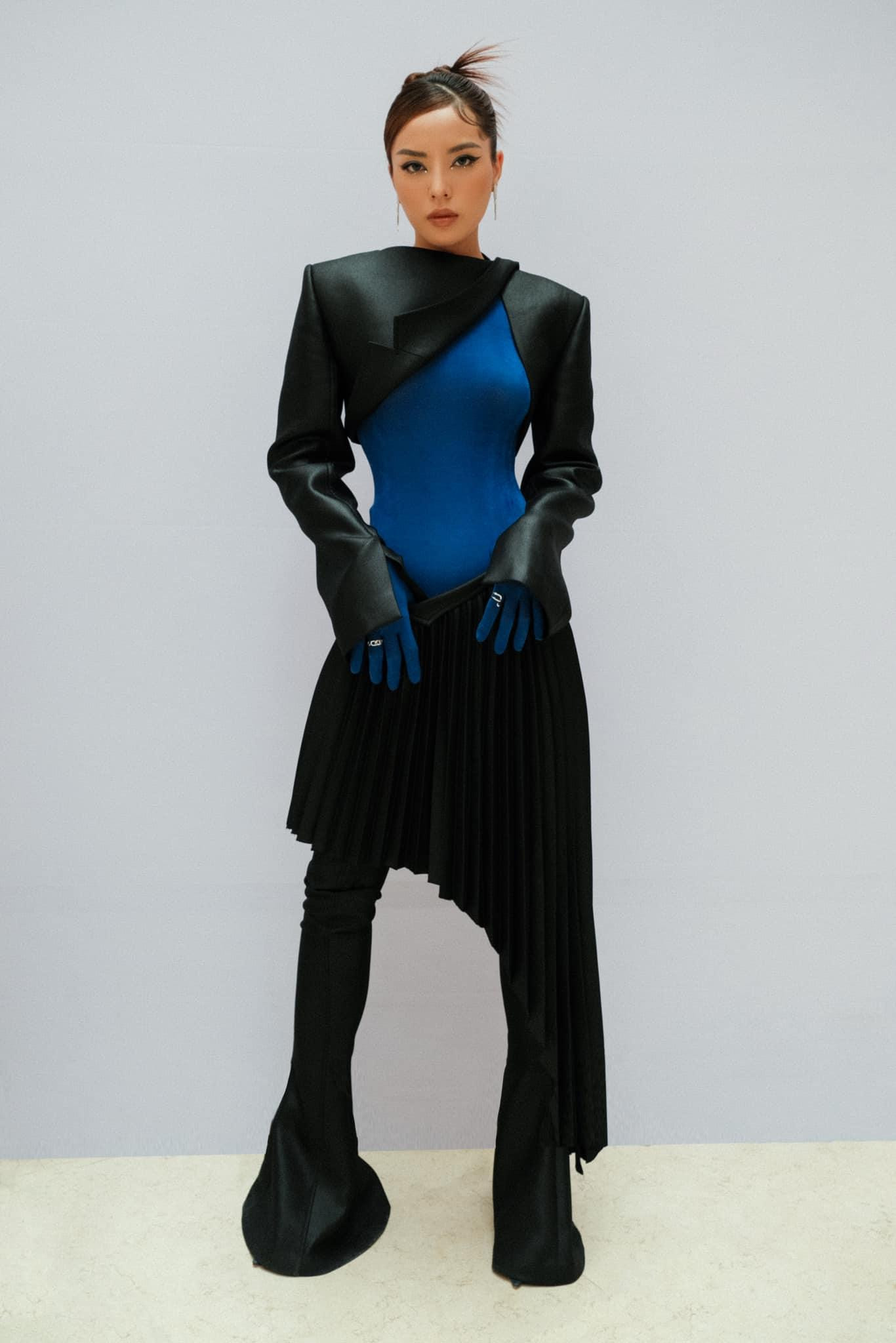 Hoa hậu Kỳ Duyên diện bộ trang phục có thiết kế lạ mắt, độc đáo.