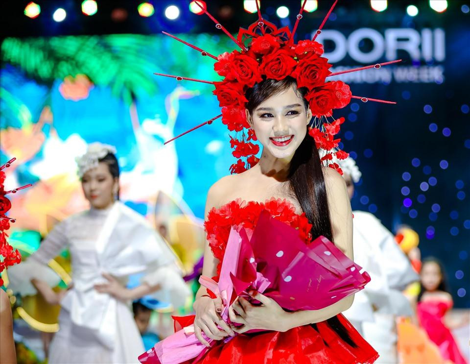 Phong cách trang điểm ấn tượng, sắc sảo mang lại vẻ đẹp 'thoát tục' cho HHVN 2020.