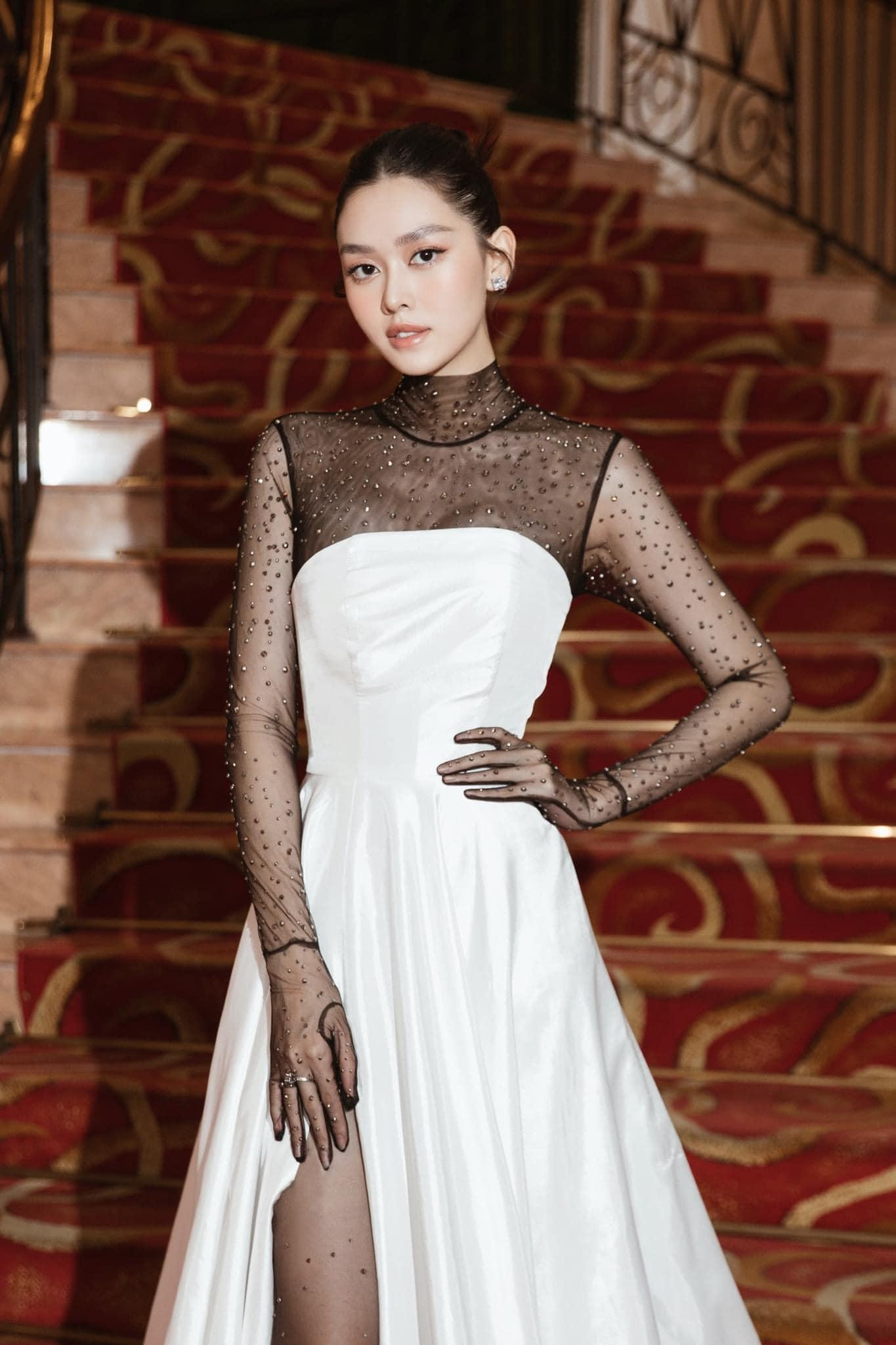 Á hậu Tường San đẹp yêu kiều tựa nàng tiểu thư với bộ váy tông màu đen - trắng kinh điển.