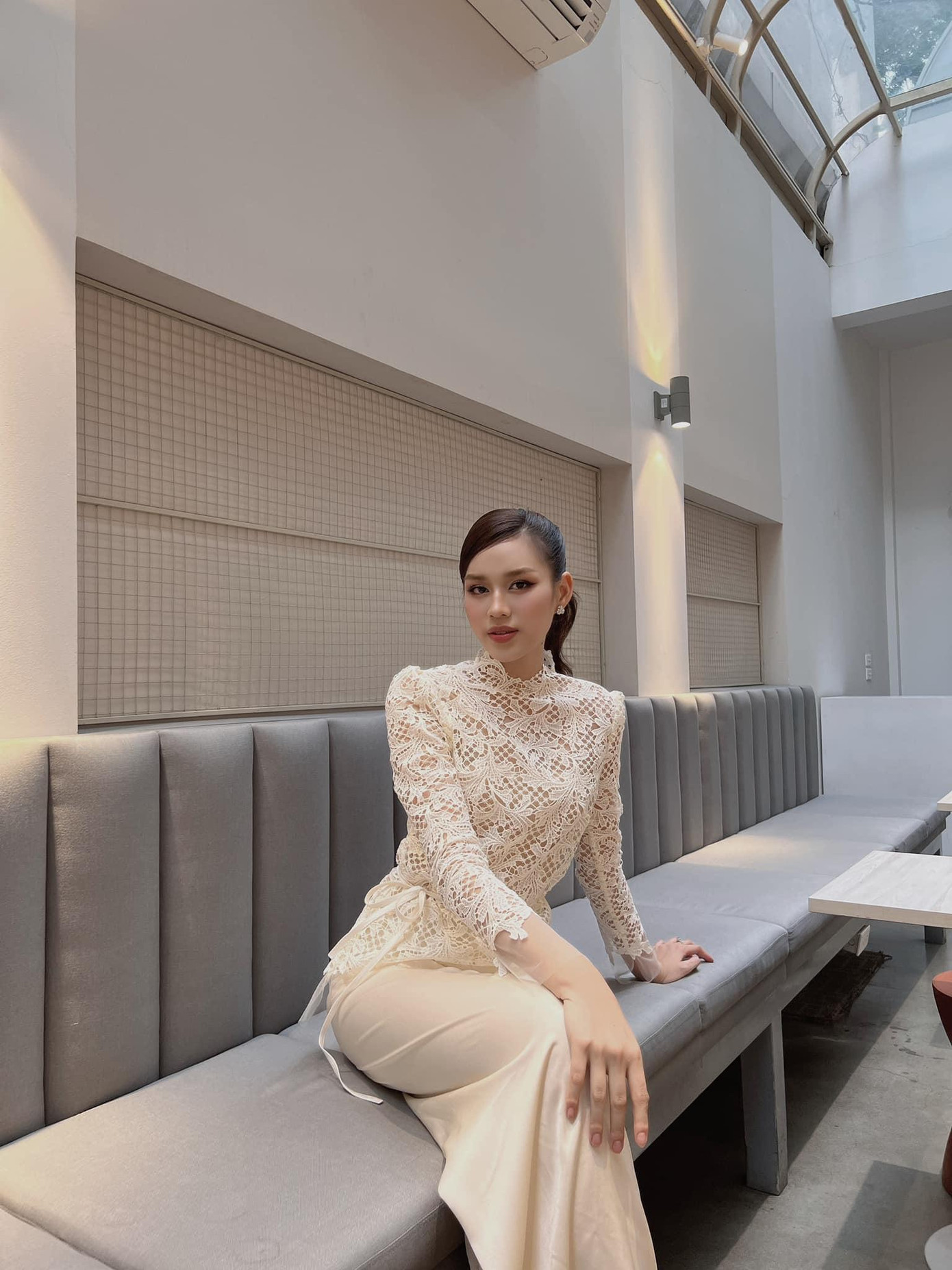 Hoa hậu Đỗ Thị Hà nền nã, dịu dàng khi diện bộ trang phục tông màu trắng tinh khôi. Hoa hậu Đỗ Thị Hà nền nã, dịu dàng khi diện bộ trang phục tông màu trắng tinh khôi.