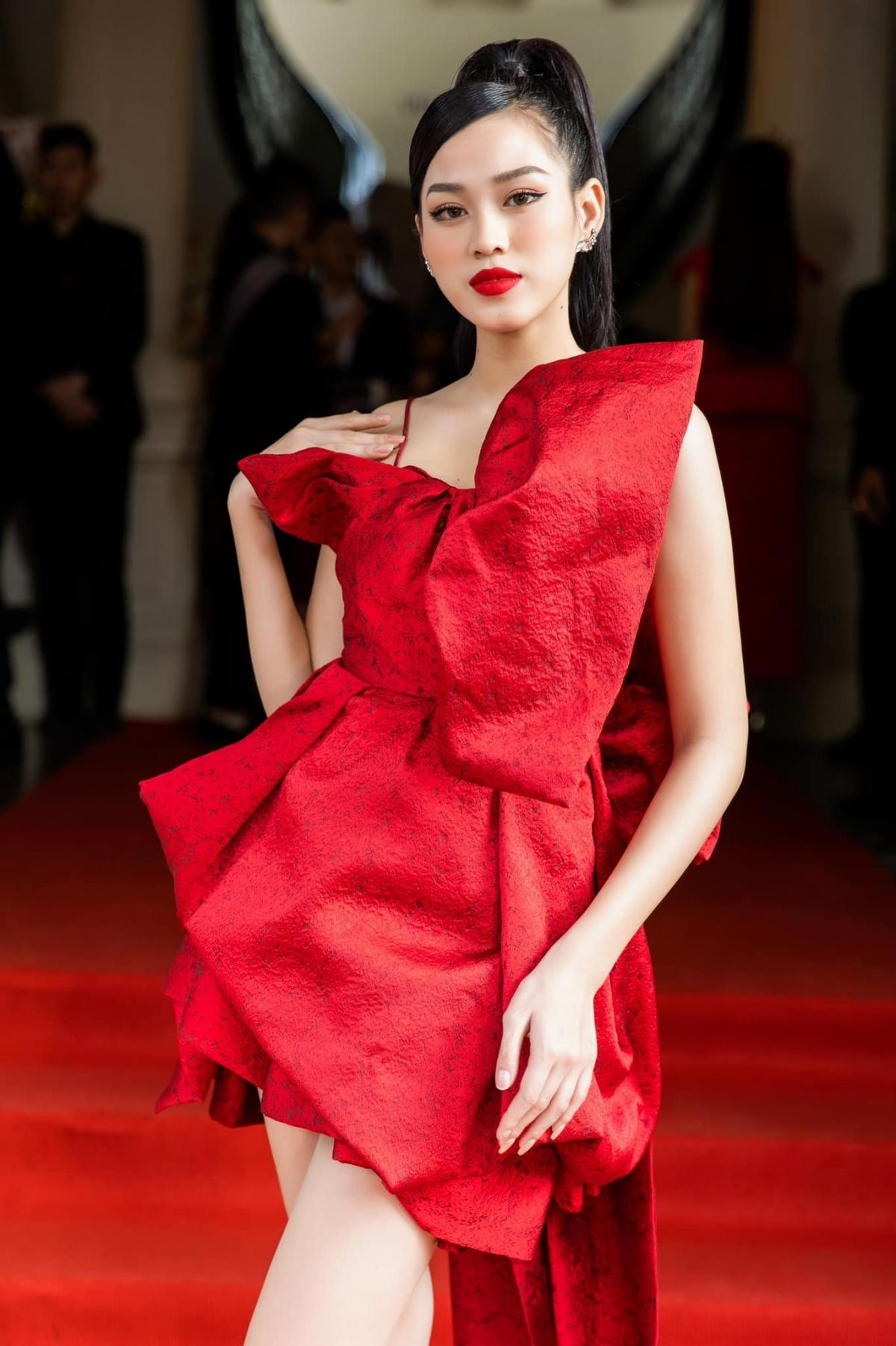 Trước đó khi tham dự một show diễn thời trang ở TP. HCM, Đỗ Thị Hà cũng sử dụng màu son đỏ đầy quyền lực khi diện bộ váy tông màu đỏ rực rỡ.