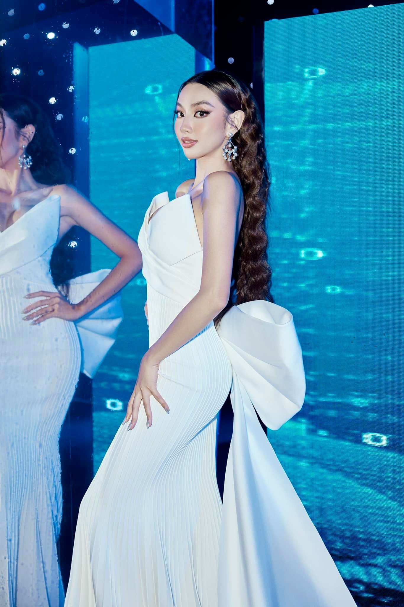 Thiết kế cúp ngực với điểm nhấn là chiếc nơ to bản được đính kết tinh tế ở phía sau. Thiết kế cúp ngực với điểm nhấn là chiếc nơ to bản được đính kết tinh tế ở phía sau.