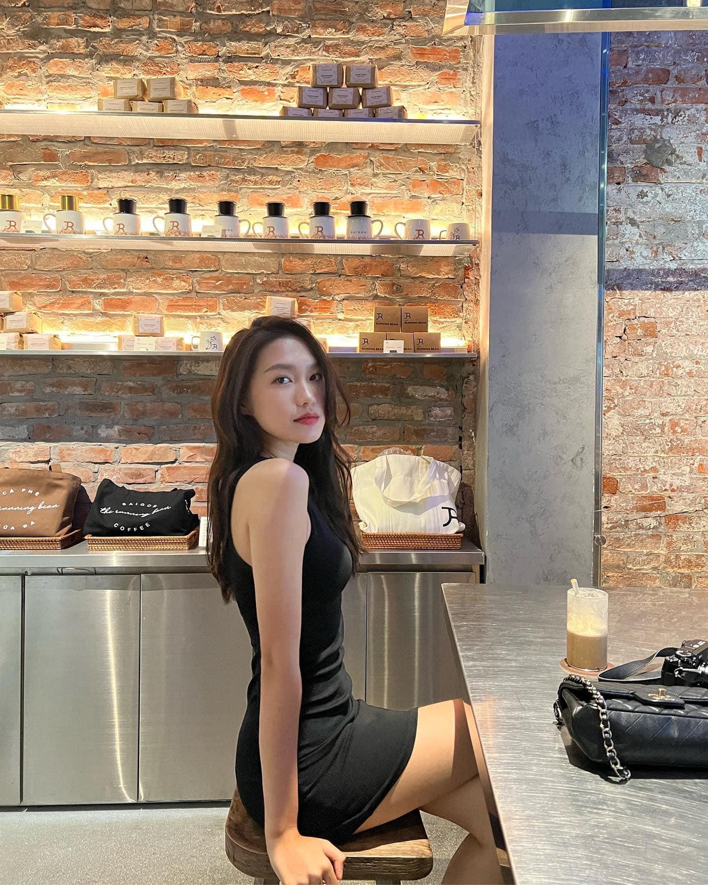 Người đẹp Tài năng Doãn Hải My khoe dáng quyến rũ với váy đen bó sát.