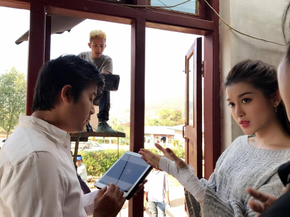 Để hoàn thành vai diễn này, Huyền My đã cùng ekip của mình qua lại giữa Việt Nam và Myanmar trong suốt nhiều tháng. Mặc dù là lần đầu tiên chạm ngõ điện ảnh nhưng Huyền My đã nỗ lực hết mình, tròn vai khiến đạo diễn rất hài lòng.