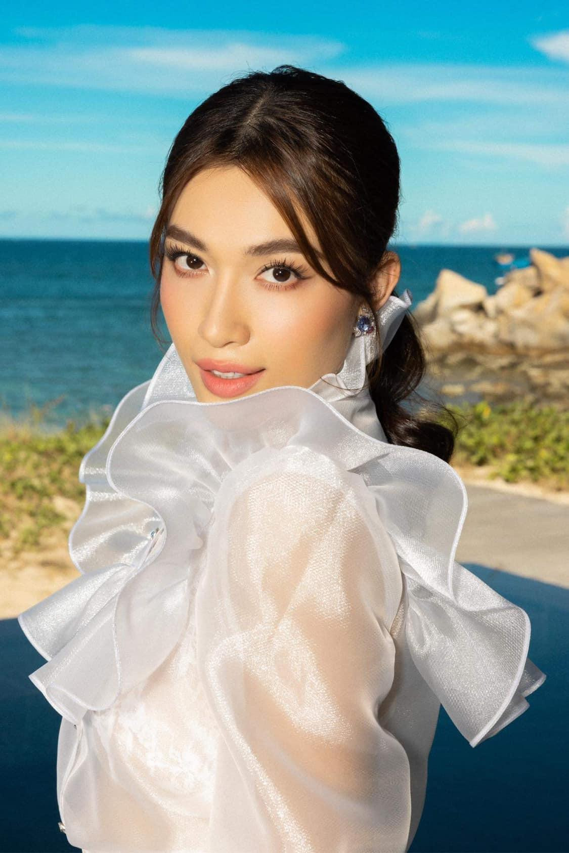 Á hậu Lệ Hằng cũng chọn gam màu trắng để khoe nhan sắc yêu kiều. Á hậu Lệ Hằng cũng chọn gam màu trắng để khoe nhan sắc yêu kiều.