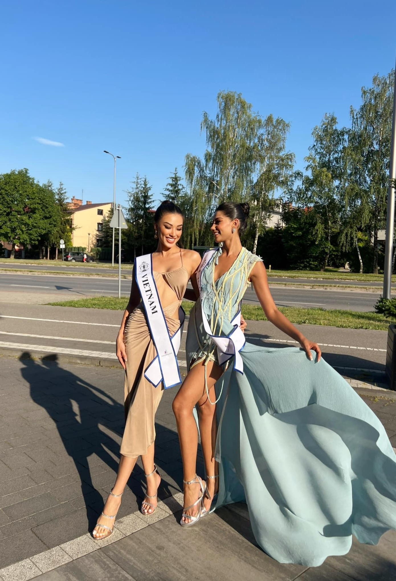 Những ngày qua cô khiến fans xuýt xoa khi trình diễn váy áo rất đa dạng.