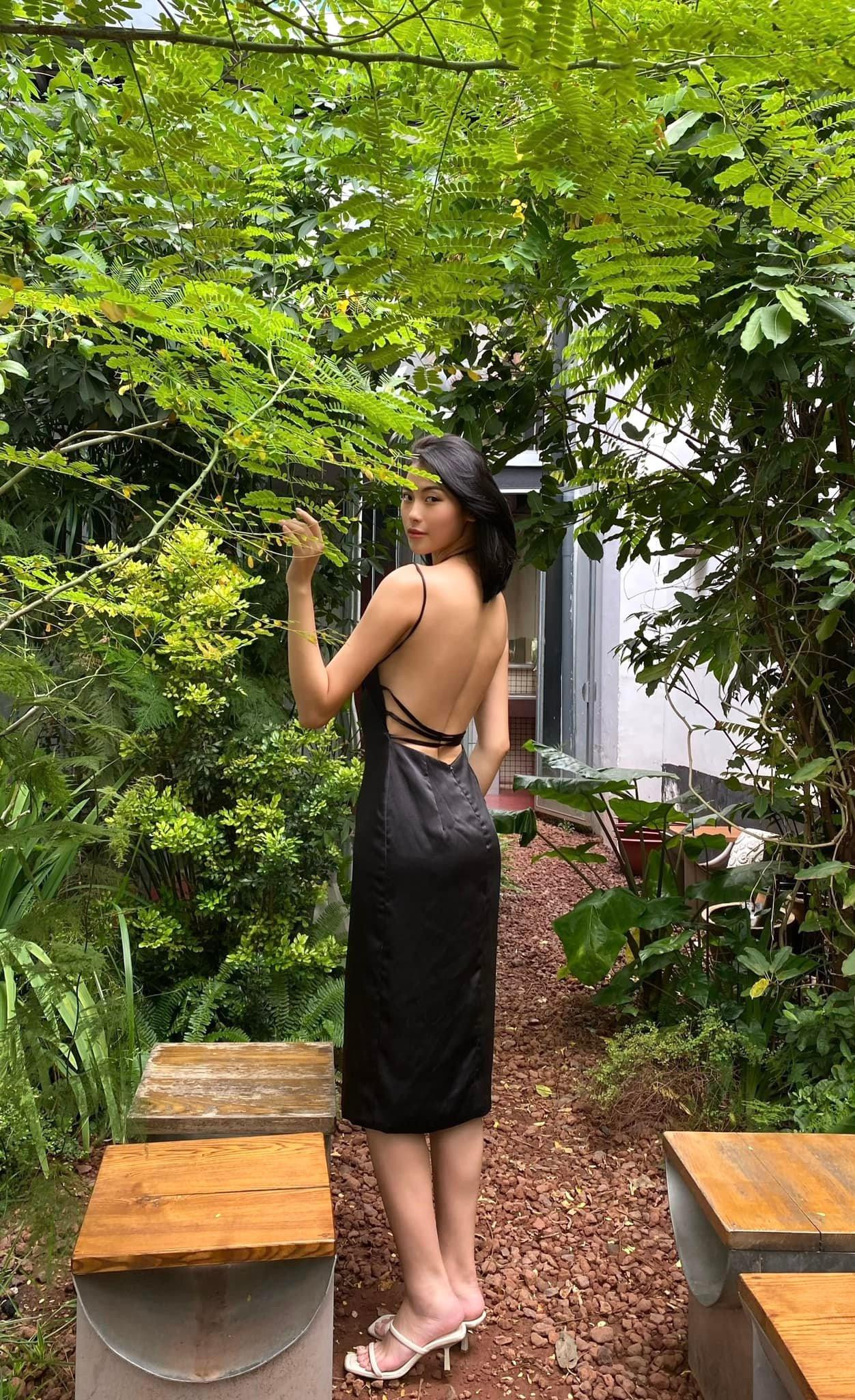 Người đẹp Biển Đào Thị Hà diện váy lụa khoe lưng trần quyến rũ, nuột nà.