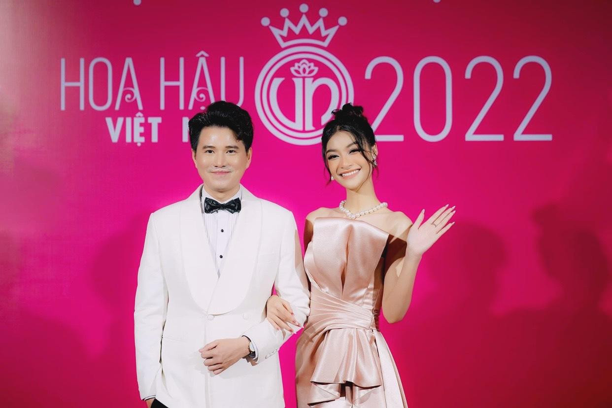 Kiều Loan đảm nhận vai trò MC cùng Vũ Mạnh Cường tại buổi họp báo.