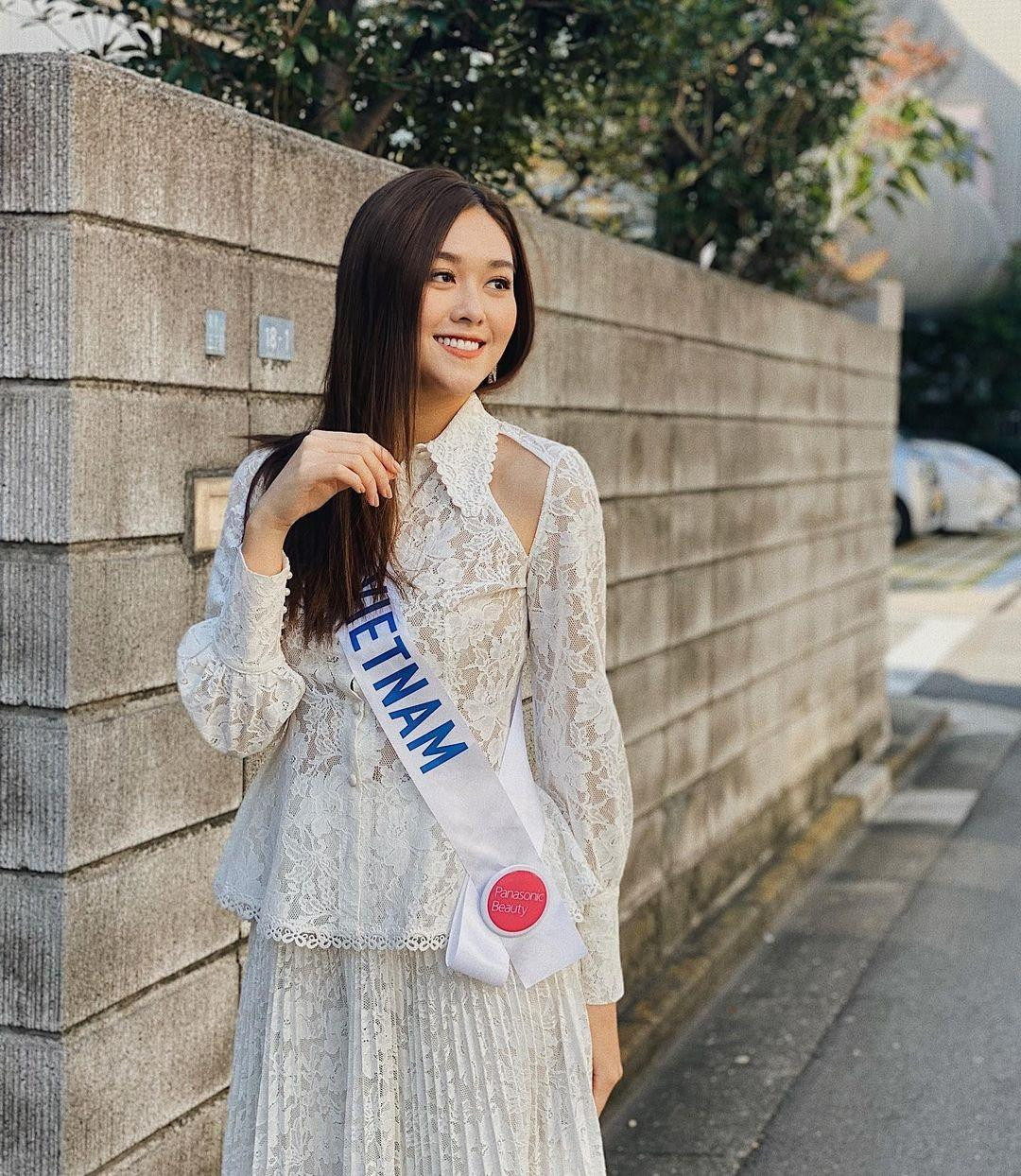 Sau khi giành ngôi vị Á hậu 2 của cuộc thi Miss World Vietnam 2019, cô gái 19 tuổi Tường San nhận trọng trách 'mang chuông đi đánh xứ người' và trở thành đại diện của Việt Nam tại Hoa hậu Quốc tế 2019. Sở hữu gương mặt xinh đẹp tựa 'thiên thần' cùng sắc vóc nóng bỏng và trình độ học vấn, ngoại ngữ ấn tượng, Tường San được kỳ vọng sẽ làm nên chuyện tại Hoa hậu Quốc tế 2019.