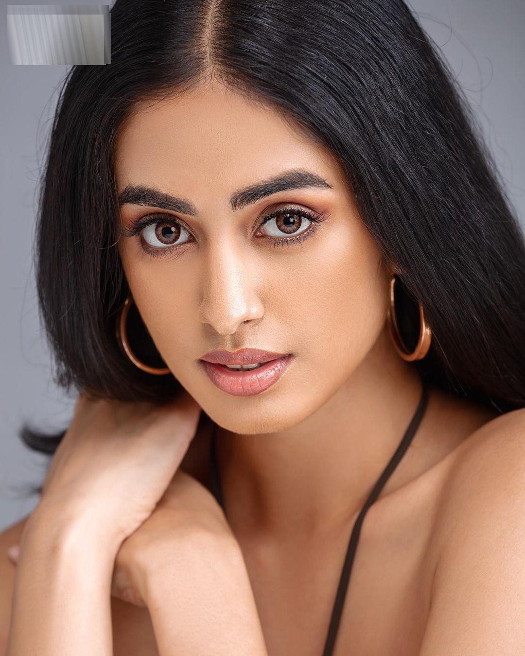 Tân Hoa hậu Ấn Độ năm nay 21 tuổi, sở hữu nhan sắc ngọt ngào, xinh đẹp. Cô được người tiền nhiệm là Miss India 2021 Manasa Varanasi trao lại vương miện. Tân Hoa hậu Ấn Độ năm nay 21 tuổi, sở hữu nhan sắc ngọt ngào, xinh đẹp. Cô được người tiền nhiệm là Miss India 2021 Manasa Varanasi trao lại vương miện.