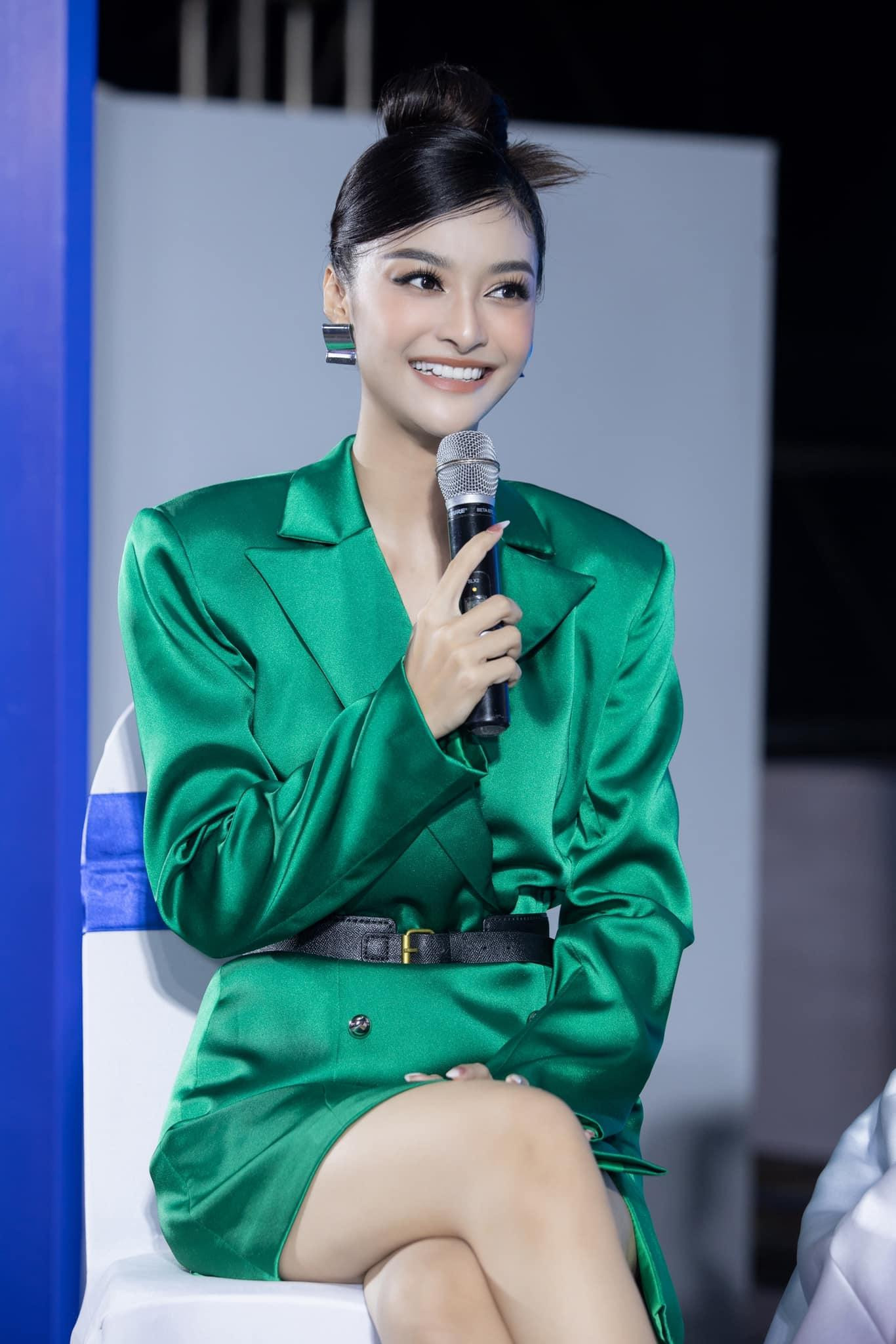 Á hậu Kiều Loan kiêu sa, yêu kiều với áo blazer tông màu xanh.