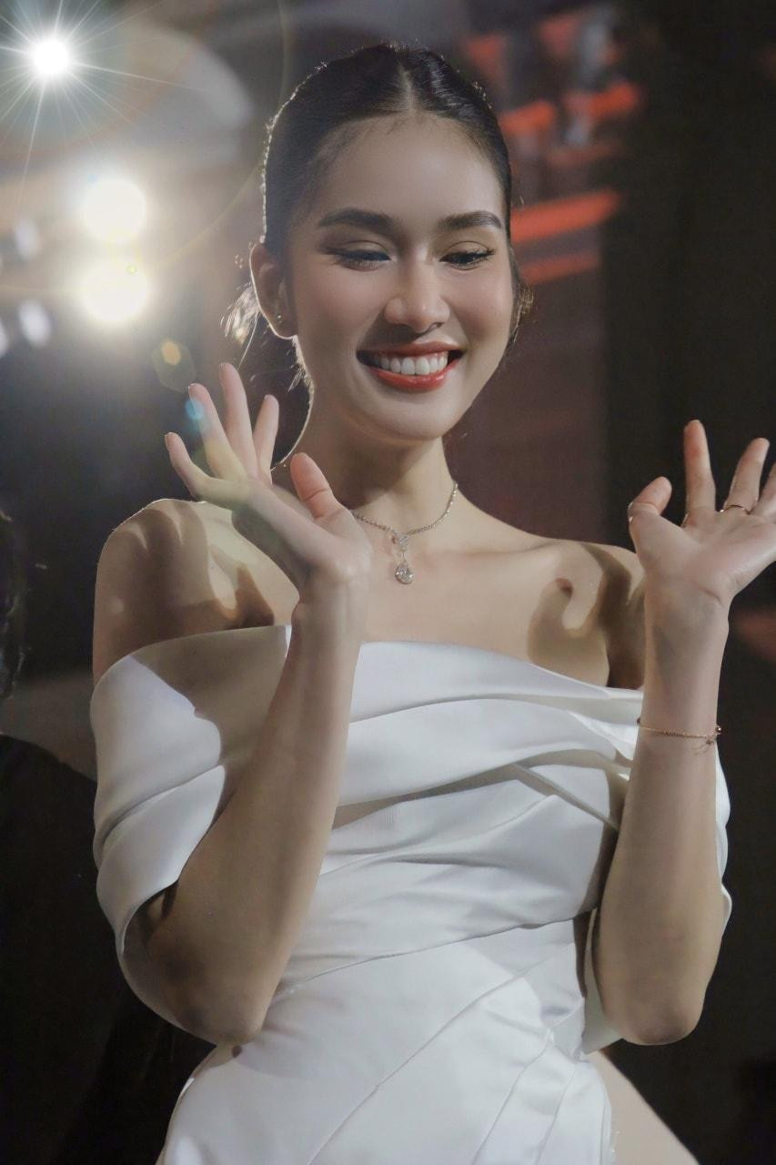 Á hậu Phương Anh mặc váy trắng khoe vai trần nuột nà. Á hậu Phương Anh mặc váy trắng khoe vai trần nuột nà.