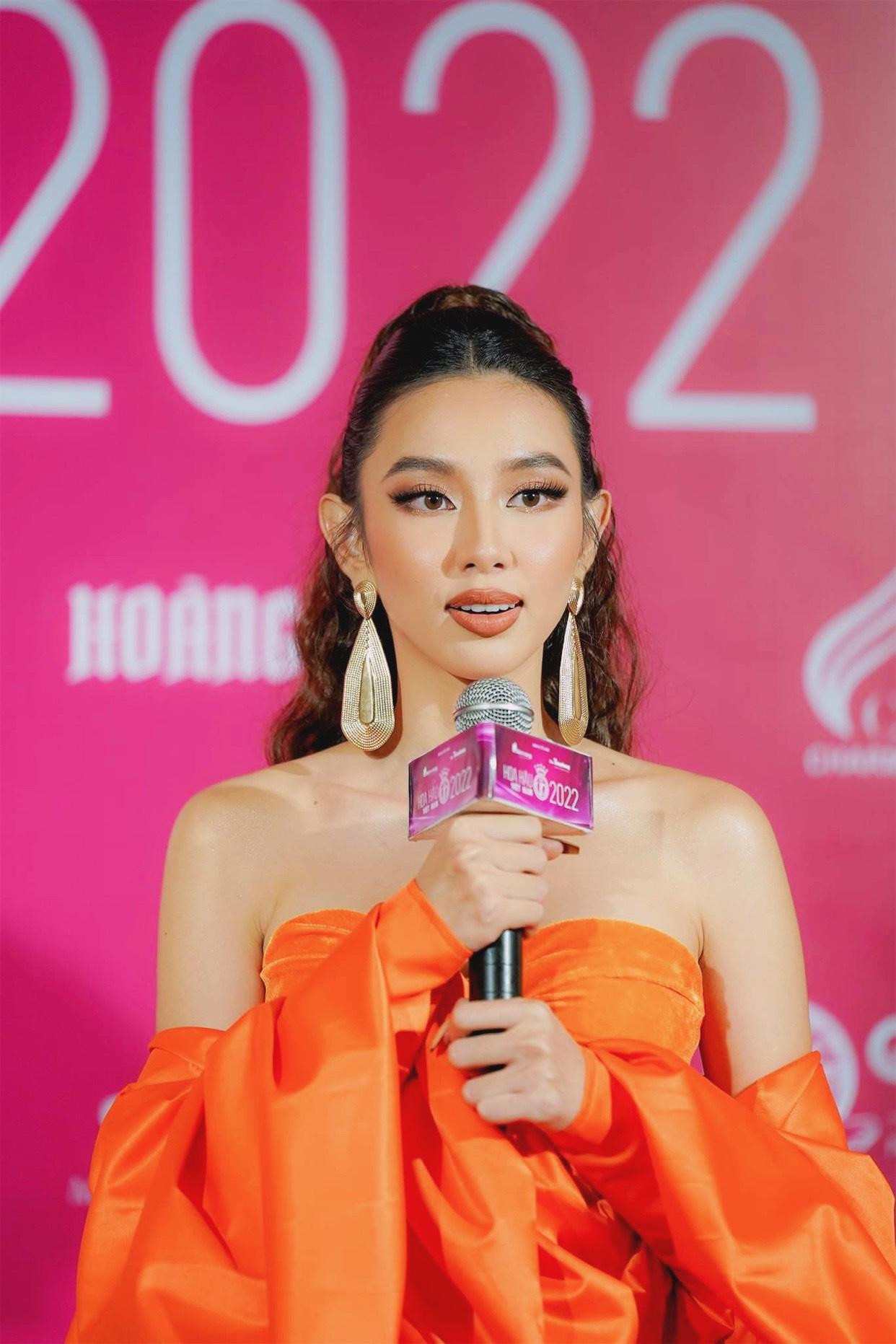 Hoa hậu Hòa bình quốc tế 2021 Nguyễn Thúc Thùy Tiên khoe vai trần trong bộ trang phục tông màu cam nổi bật.