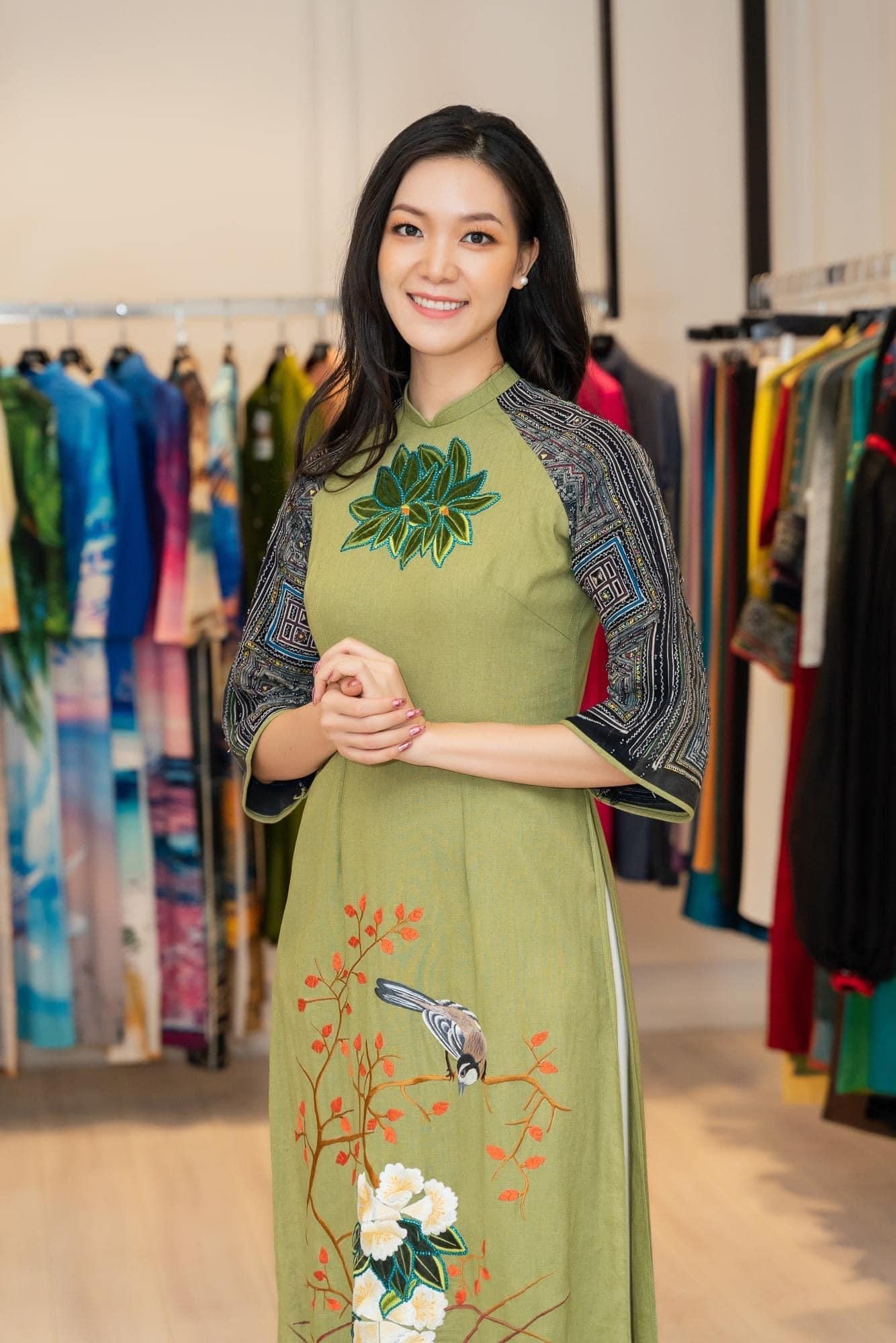 Hoa hậu Việt Nam 2008 Thuỳ Dung tái xuất nền nã, xinh đẹp với áo dài.