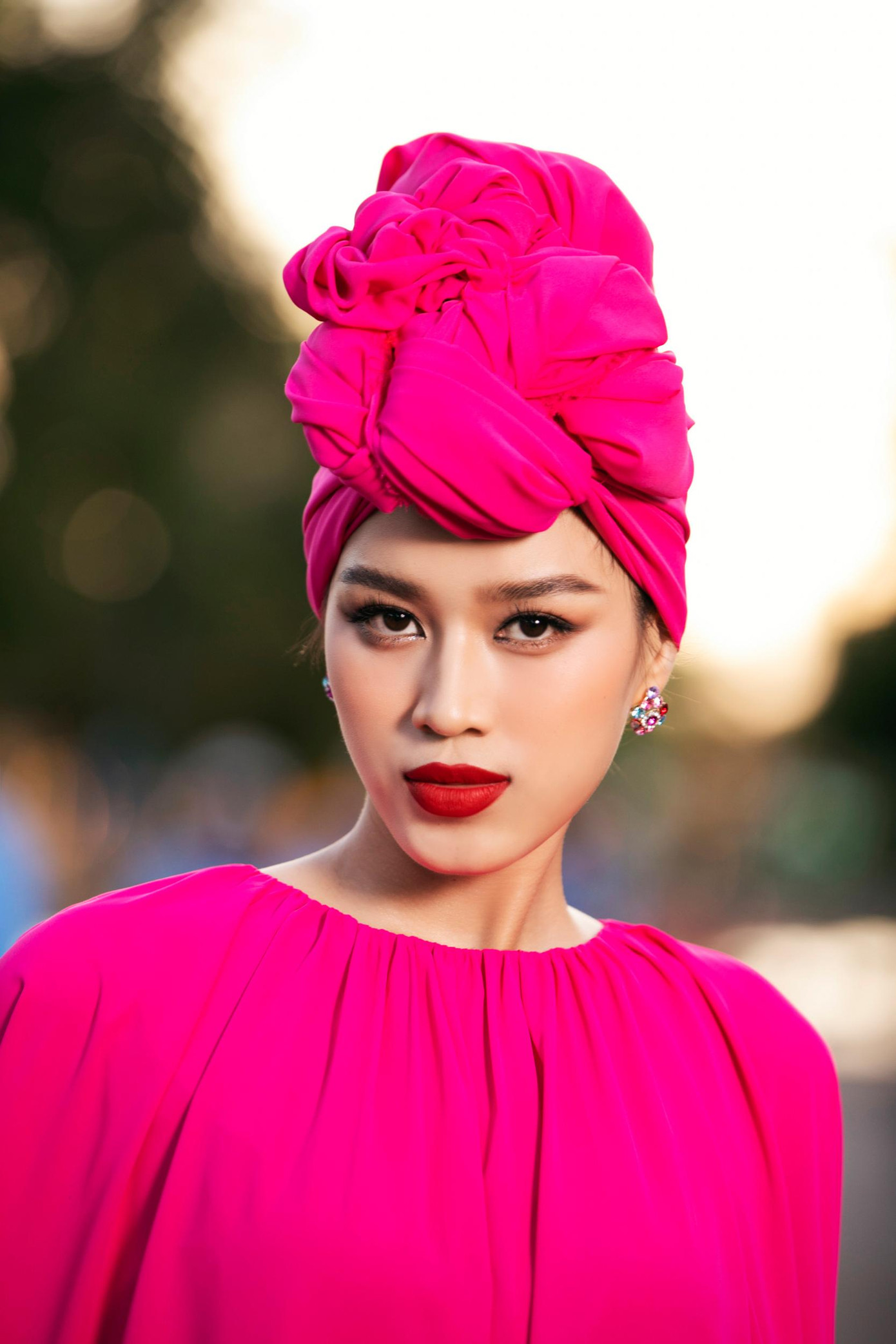 Vốn là một mỹ nhân sở hữu nhan sắc hiện đại, cá tính nên Đỗ Thị Hà hiếm khi sử dụng màu son đỏ cho các lay-out trang điểm của mình.