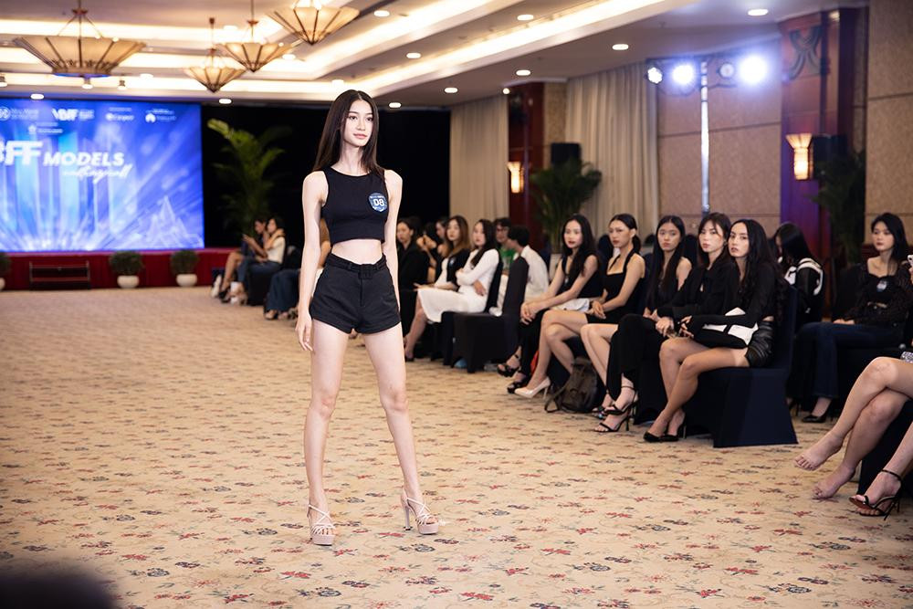 Các thí sinh tới tham dự casting.