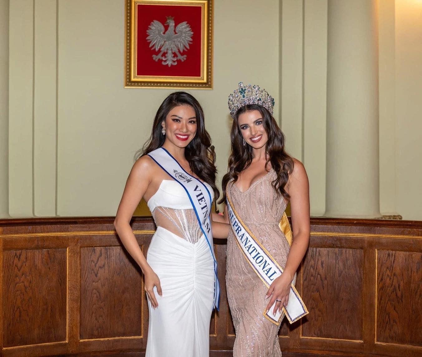 Người đẹp cũng ghi điểm trong buổi lễ nhận sash bên đương kim Hoa hậu Siêu quốc gia 2021.