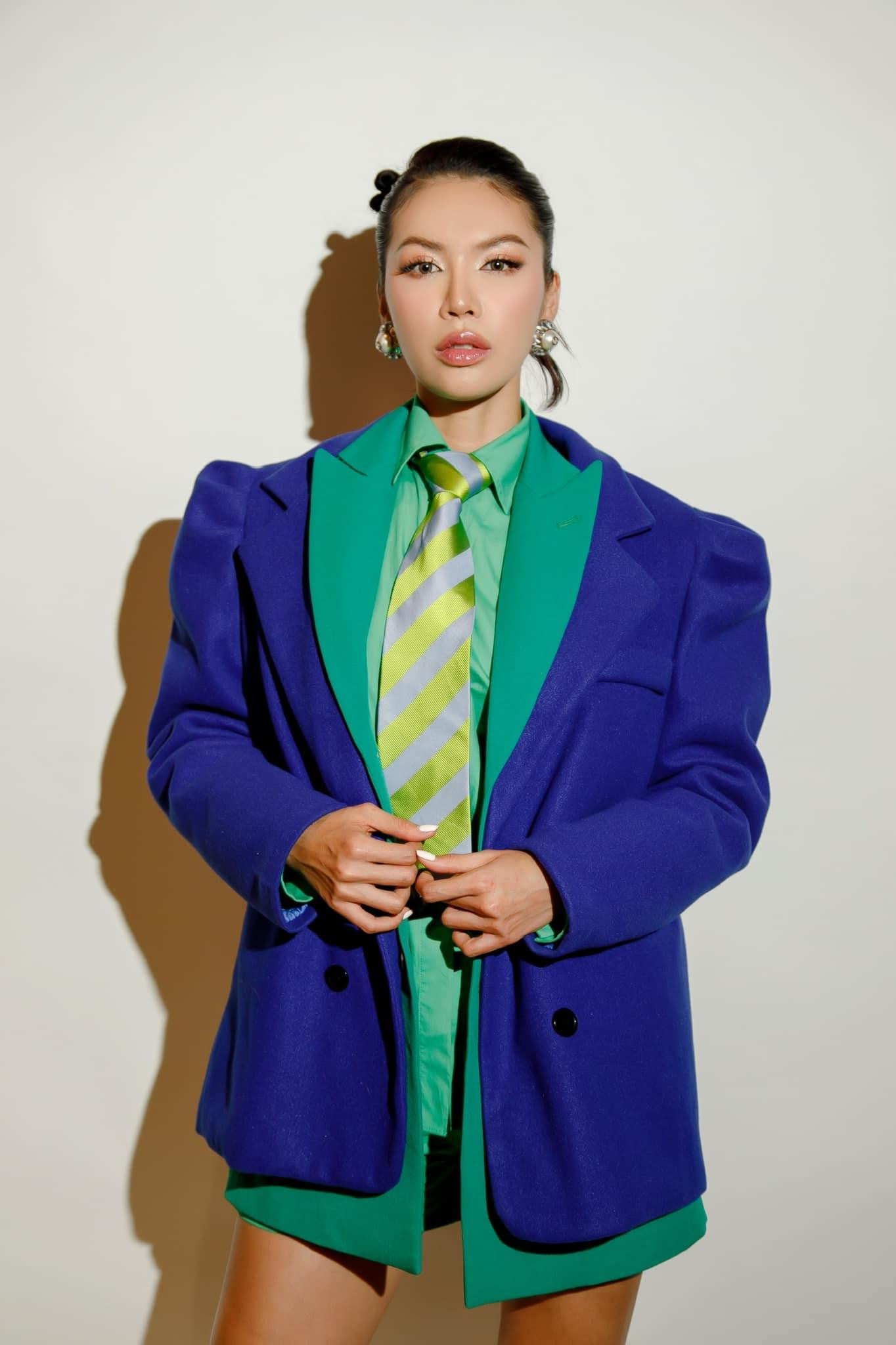 Bộ trang phục được Minh Tú phối theo phong cách color block nổi bật.