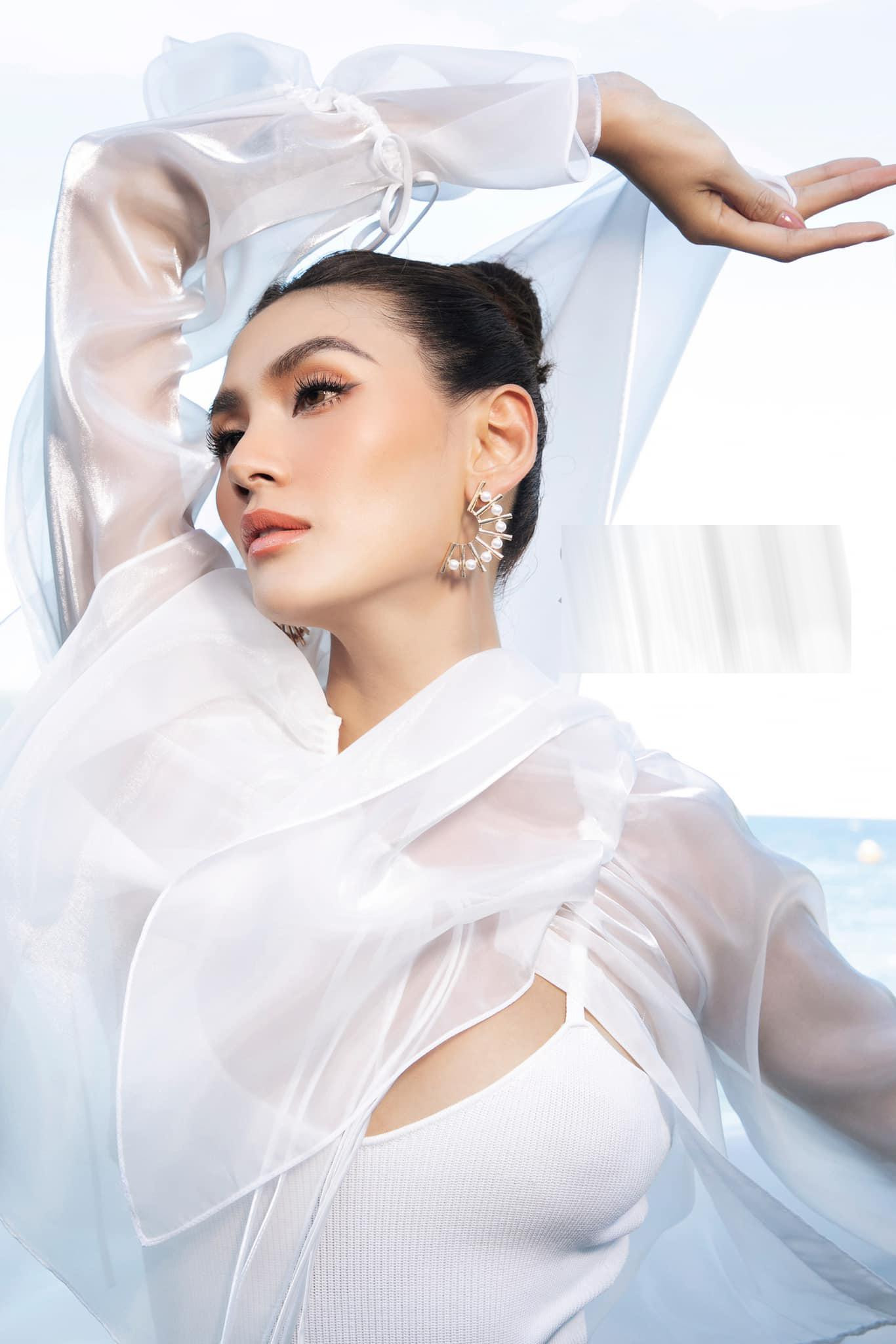 Á hậu Hoàn vũ Việt Nam 2008 được nhận xét ngày càng trẻ trung và xinh đẹp.