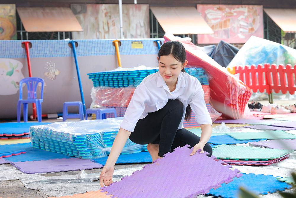 Các thí sinh đã có một buổi họp mặt và tự chủ động liên hệ các mạnh thường quân, mang đến cho các em nhỏ những tấm thảm mới, những miếng dán sàn nguyên vẹn không bong tróc... Các thí sinh đã có một buổi họp mặt và tự chủ động liên hệ các mạnh thường quân, mang đến cho các em nhỏ những tấm thảm mới, những miếng dán sàn nguyên vẹn không bong tróc...