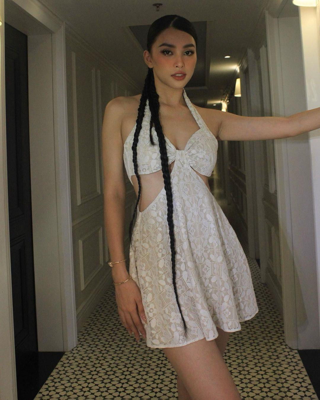 Hoa hậu Tiểu Vy diện váy ren xuyên thấu với chi tiết cut-out khoe đường cong quyến rũ và sexy.